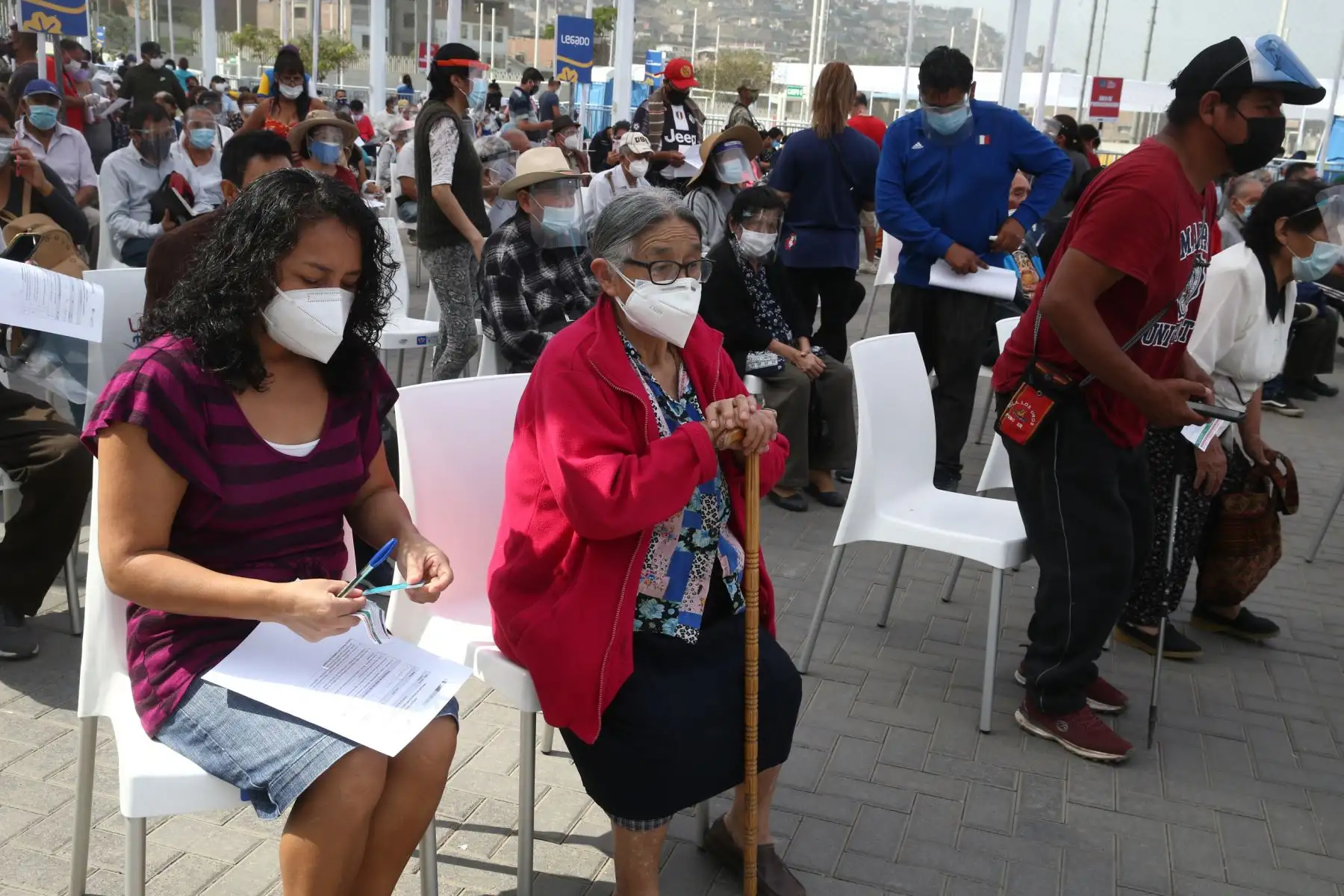 El Ministerio de Salud continua vacunación contra el covid- 19 en el Complejo deportivo de Villa María del Triunfo, donde los adultos mayores de San Juan de Miraflores y Villa María del Triunfo  podrán ser llevados en autos particulares, taxis o mototaxis para ser inmunizados.
Foto: ANDINA / Vidal Tarqui