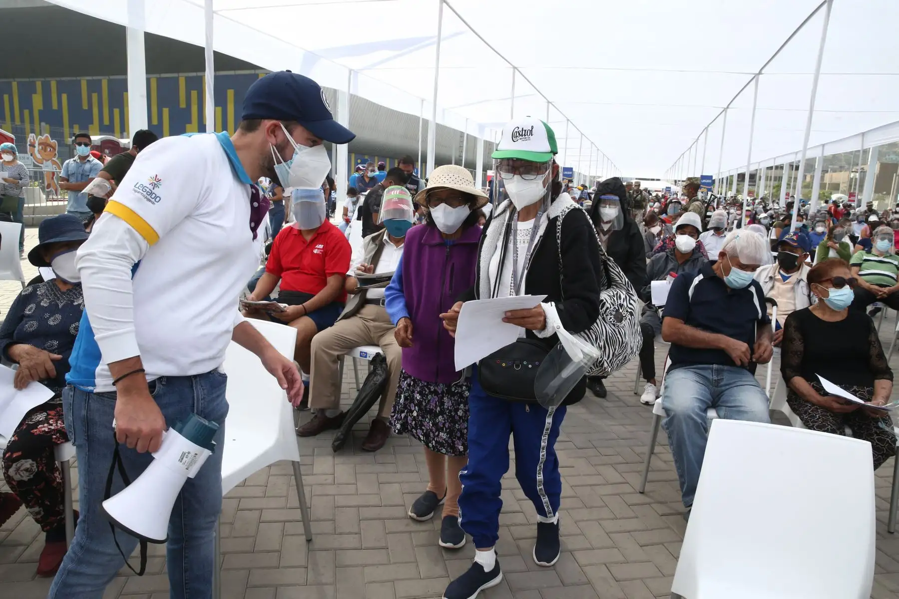El Ministerio de Salud continua vacunación contra el covid- 19 en el Complejo deportivo de Villa María del Triunfo, donde los adultos mayores de San Juan de Miraflores y Villa María del Triunfo  podrán ser llevados en autos particulares, taxis o mototaxis para ser inmunizados.
Foto: ANDINA / Vidal Tarqui