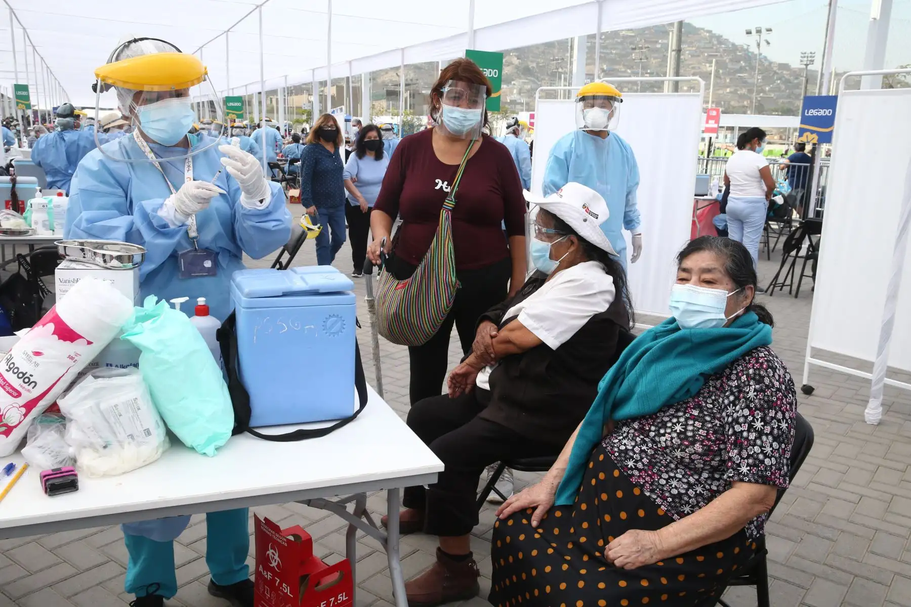 El Ministerio de Salud continua vacunación contra el covid- 19 en el Complejo deportivo de Villa María del Triunfo, donde los adultos mayores de San Juan de Miraflores y Villa María del Triunfo  podrán ser llevados en autos particulares, taxis o mototaxis para ser inmunizados.
Foto: ANDINA / Vidal Tarqui