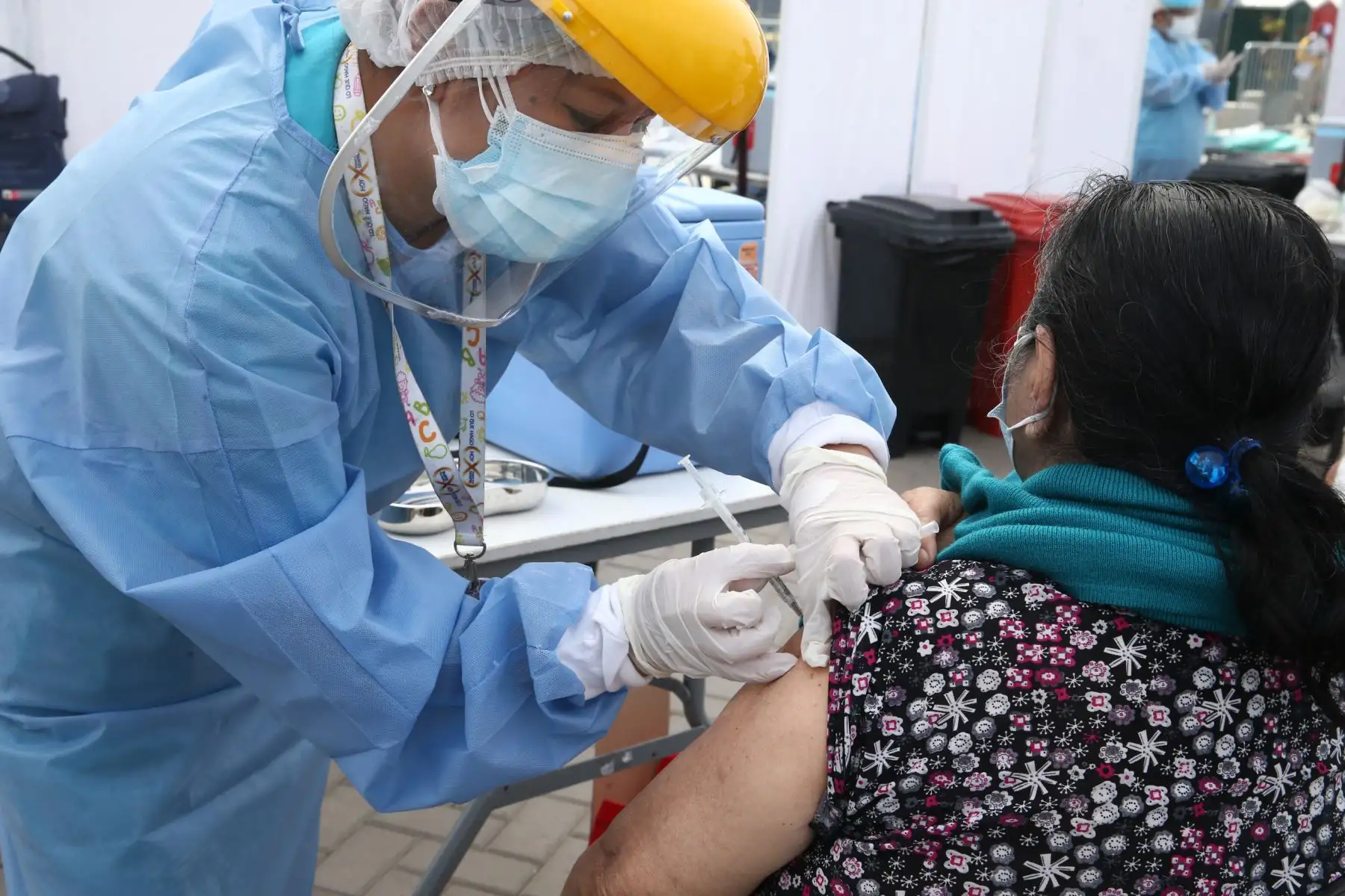El Ministerio de Salud continua vacunación contra el covid- 19 en el Complejo deportivo de Villa María del Triunfo, donde los adultos mayores de San Juan de Miraflores y Villa María del Triunfo  podrán ser llevados en autos particulares, taxis o mototaxis para ser inmunizados.
Foto: ANDINA / Vidal Tarqui