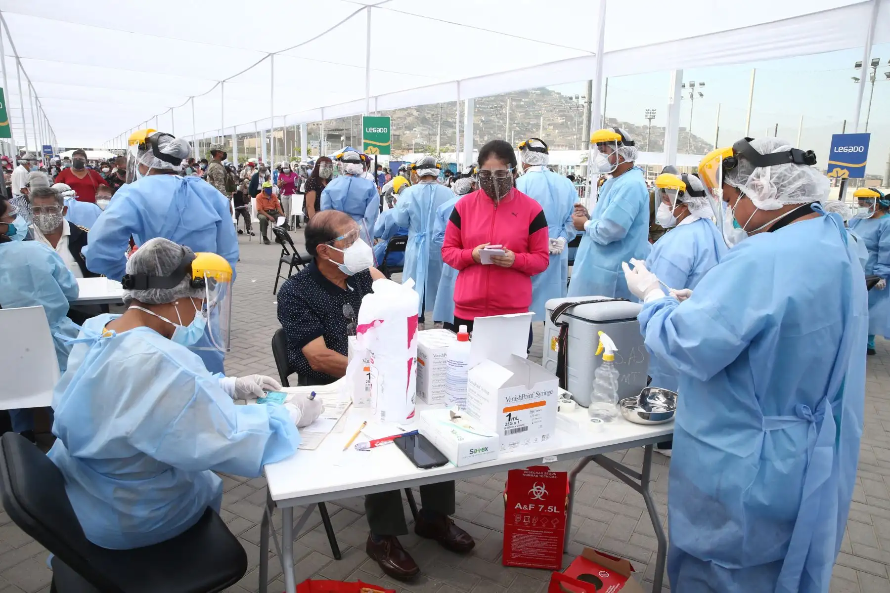 El Ministerio de Salud continua vacunación contra el covid- 19 en el Complejo deportivo de Villa María del Triunfo, donde los adultos mayores de San Juan de Miraflores y Villa María del Triunfo  podrán ser llevados en autos particulares, taxis o mototaxis para ser inmunizados.
Foto: ANDINA / Vidal Tarqui