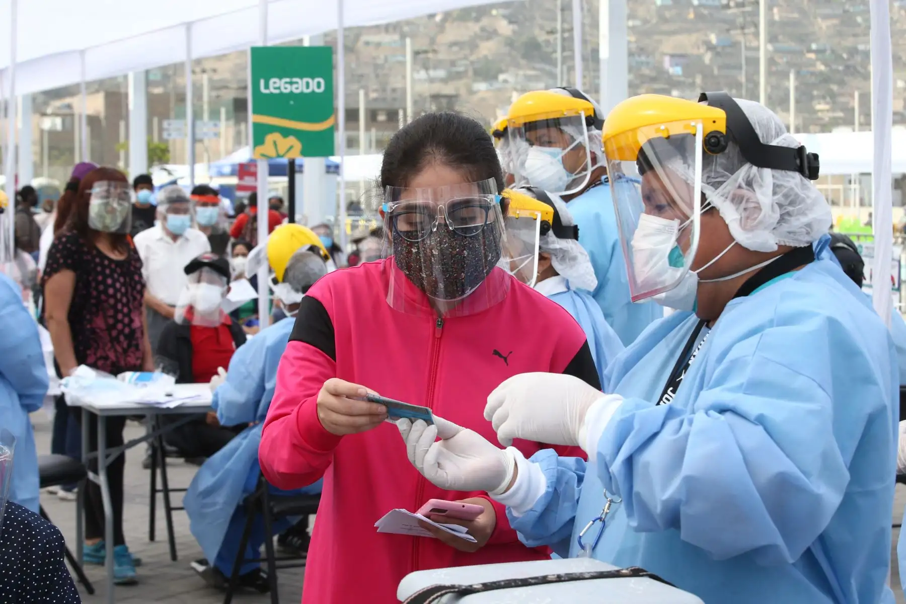 El Ministerio de Salud continua vacunación contra el covid- 19 en el Complejo deportivo de Villa María del Triunfo, donde los adultos mayores de San Juan de Miraflores y Villa María del Triunfo  podrán ser llevados en autos particulares, taxis o mototaxis para ser inmunizados.
Foto: ANDINA / Vidal Tarqui