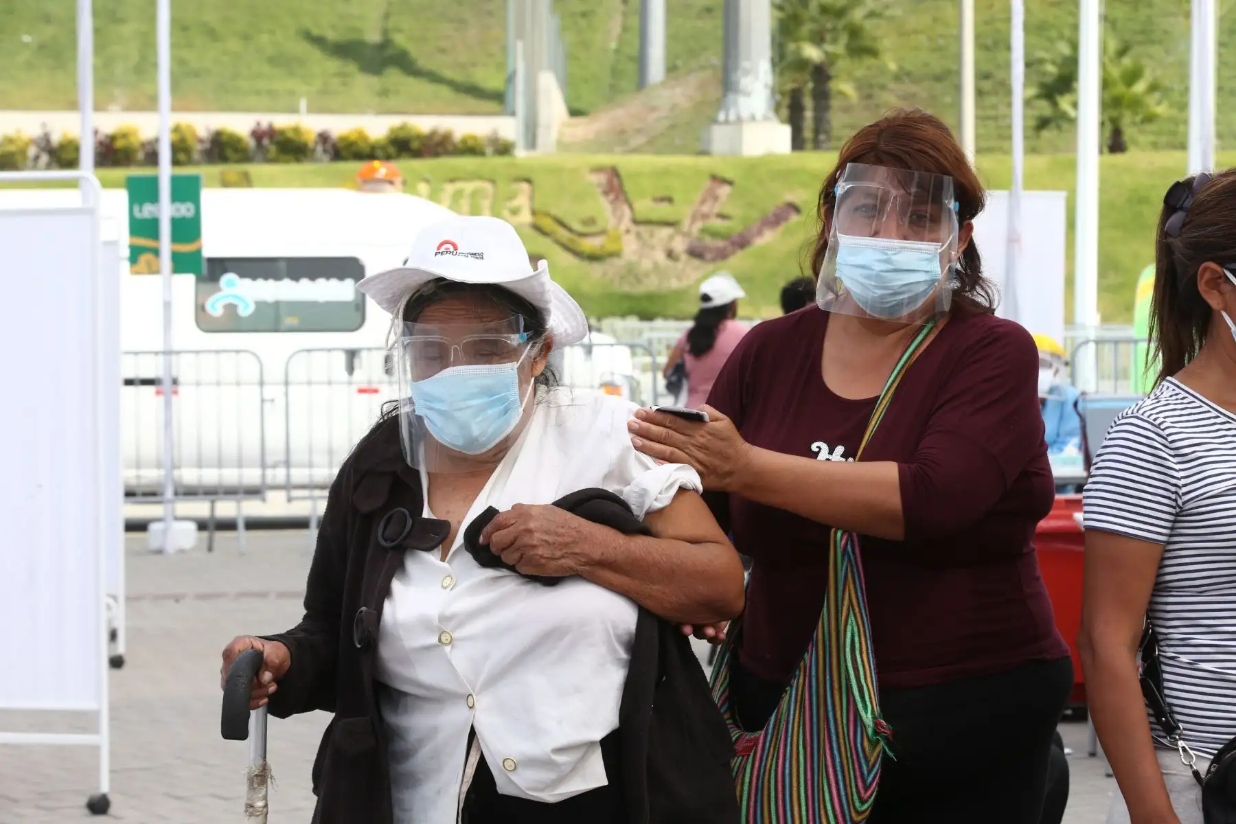 El Ministerio de Salud continua vacunación contra el covid- 19 en el Complejo deportivo de Villa María del Triunfo, donde los adultos mayores de San Juan de Miraflores y Villa María del Triunfo  podrán ser llevados en autos particulares, taxis o mototaxis para ser inmunizados.
Foto: ANDINA / Vidal Tarqui
