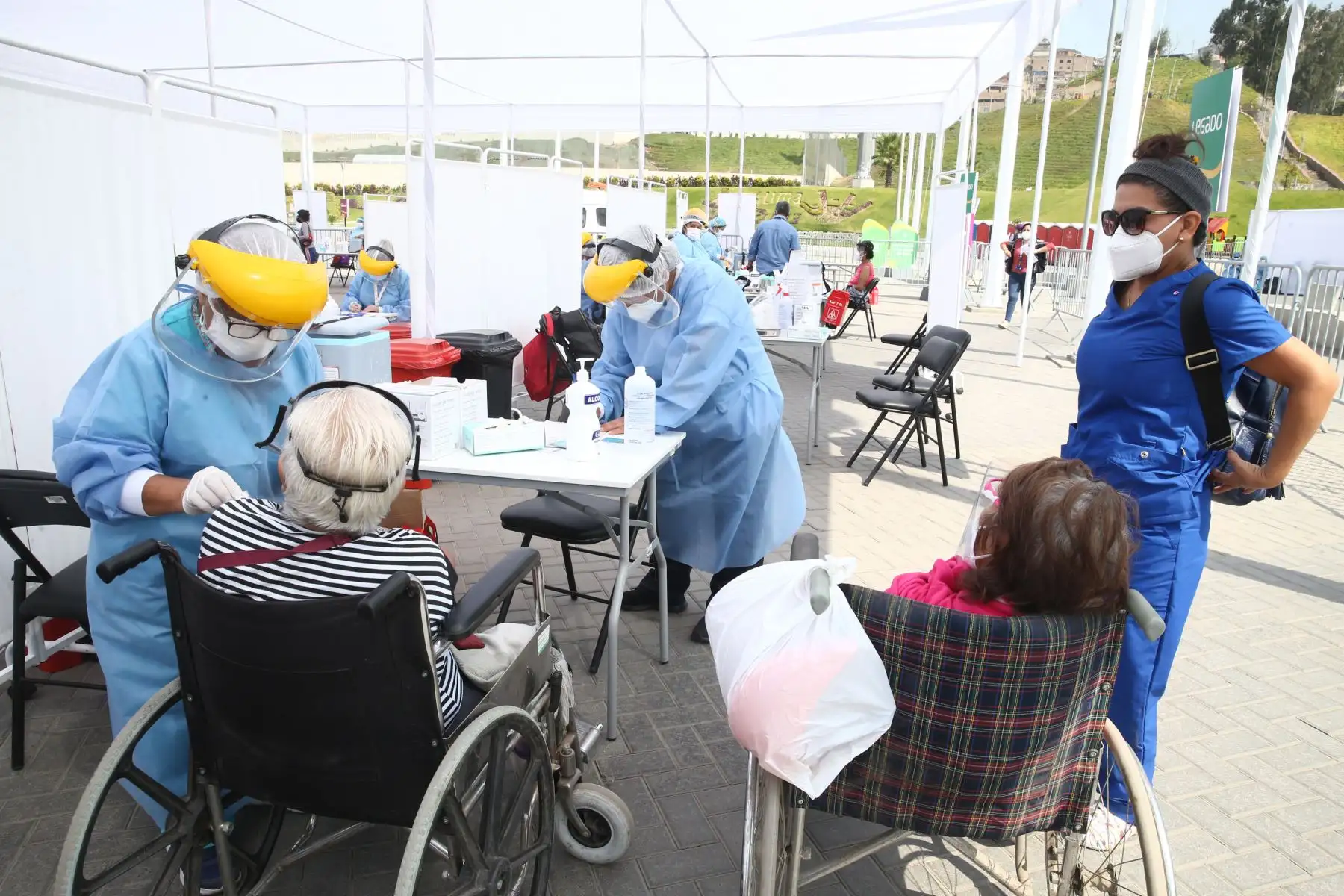 El Ministerio de Salud continua vacunación contra el covid- 19 en el Complejo deportivo de Villa María del Triunfo, donde los adultos mayores de San Juan de Miraflores y Villa María del Triunfo  podrán ser llevados en autos particulares, taxis o mototaxis para ser inmunizados.
Foto: ANDINA / Vidal Tarqui