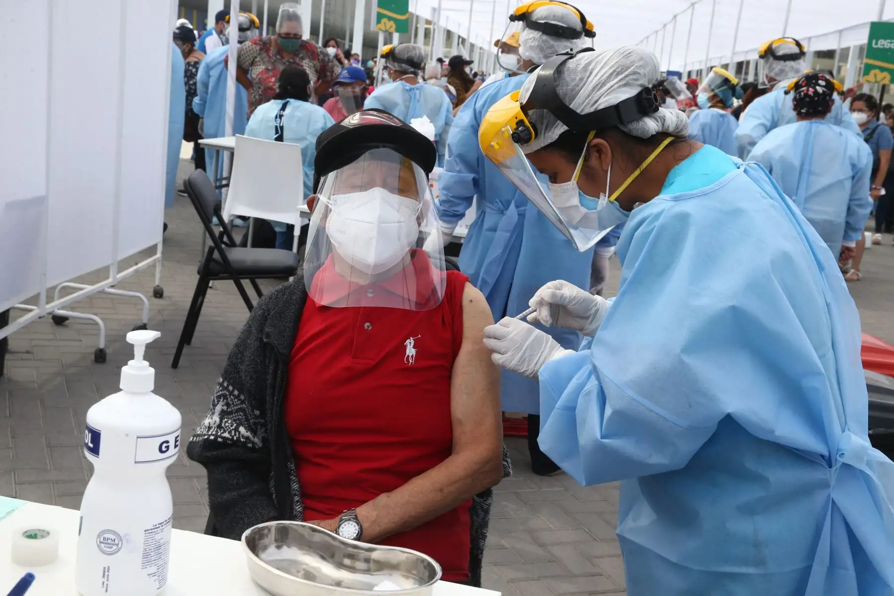 El Ministerio de Salud continua vacunación contra el covid- 19 en el Complejo deportivo de Villa María del Triunfo, donde los adultos mayores de San Juan de Miraflores y Villa María del Triunfo  podrán ser llevados en autos particulares, taxis o mototaxis para ser inmunizados.
Foto: ANDINA / Vidal Tarqui