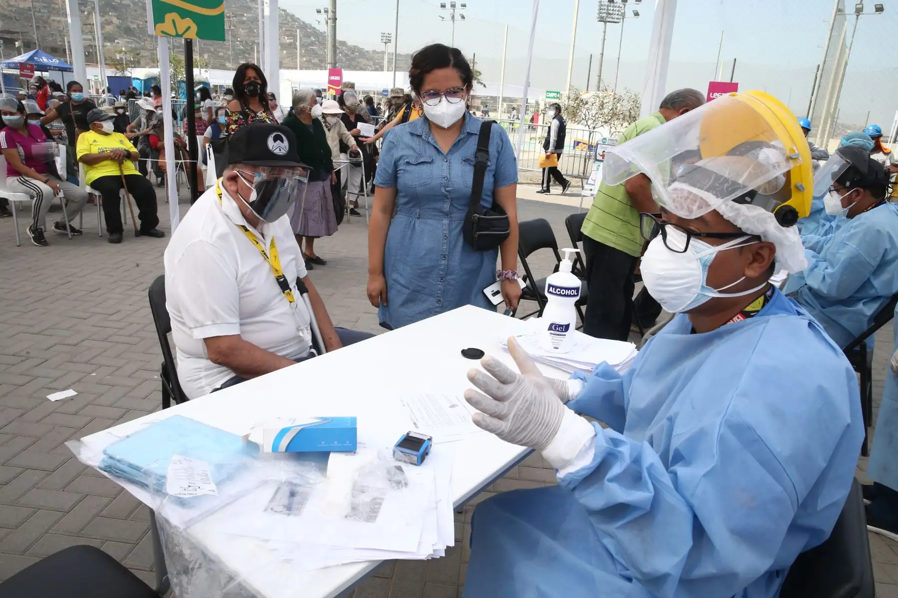 El Ministerio de Salud continua vacunación contra el covid- 19 en el Complejo deportivo de Villa María del Triunfo, donde los adultos mayores de San Juan de Miraflores y Villa María del Triunfo  podrán ser llevados en autos particulares, taxis o mototaxis para ser inmunizados.
Foto: ANDINA / Vidal Tarqui