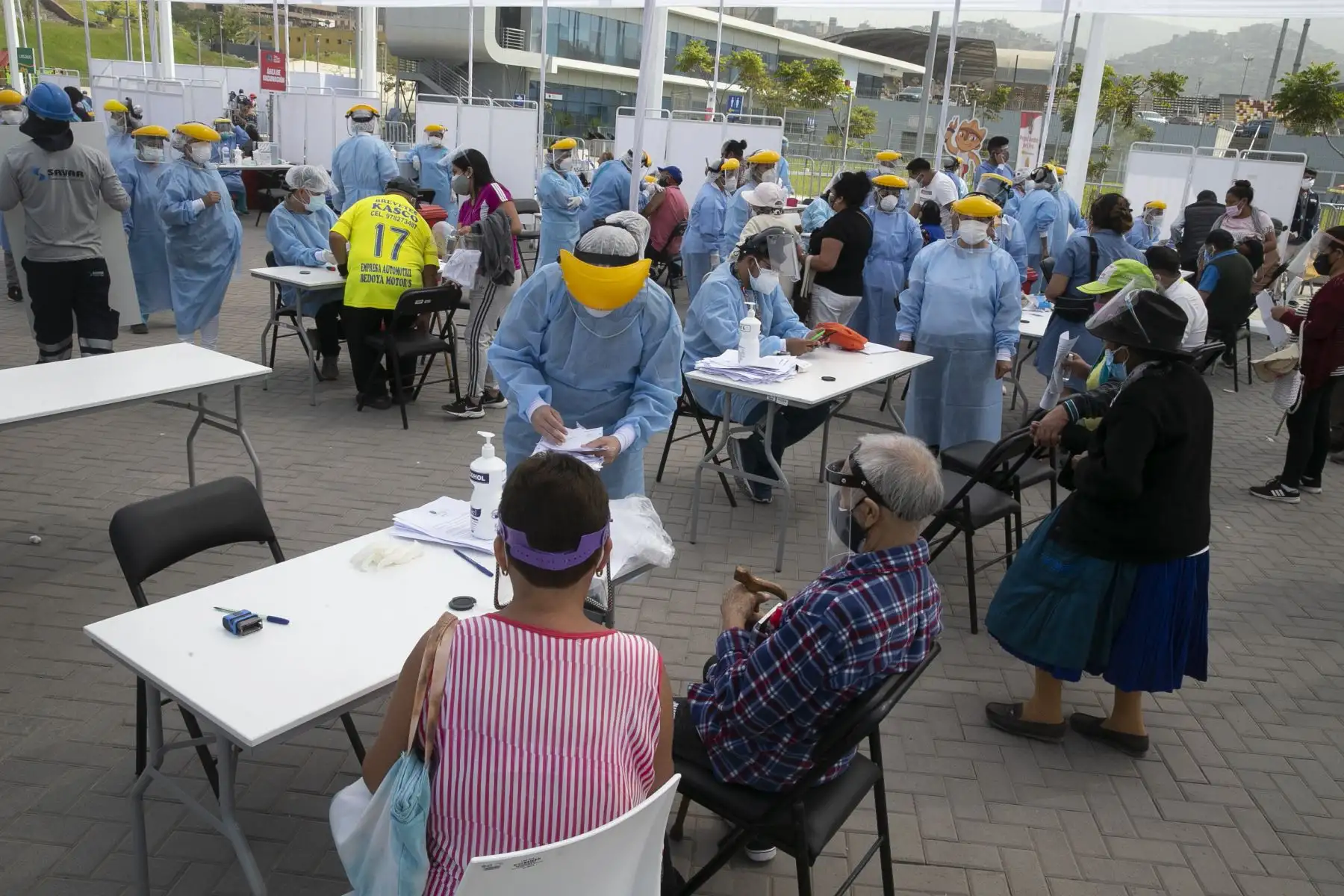El Ministerio de Salud continua vacunación contra el covid- 19 en el Complejo deportivo de Villa María del Triunfo, donde los adultos mayores de San Juan de Miraflores y Villa María del Triunfo  podrán ser llevados en autos particulares, taxis o mototaxis para ser inmunizados.
Foto: ANDINA / Vidal Tarqui