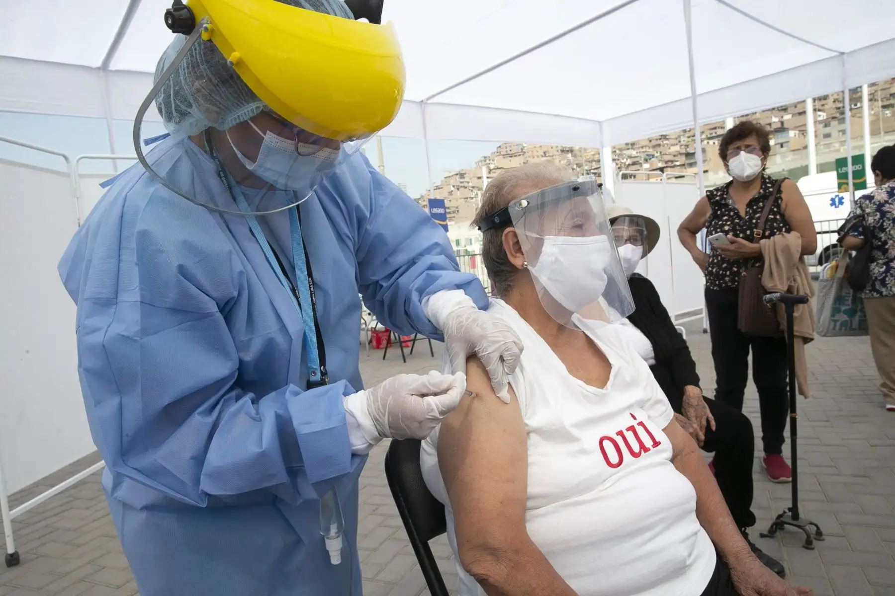 El Ministerio de Salud continua vacunación contra el covid- 19 en el Complejo deportivo de Villa María del Triunfo, donde los adultos mayores de San Juan de Miraflores y Villa María del Triunfo  podrán ser llevados en autos particulares, taxis o mototaxis para ser inmunizados.
Foto: ANDINA / Vidal Tarqui