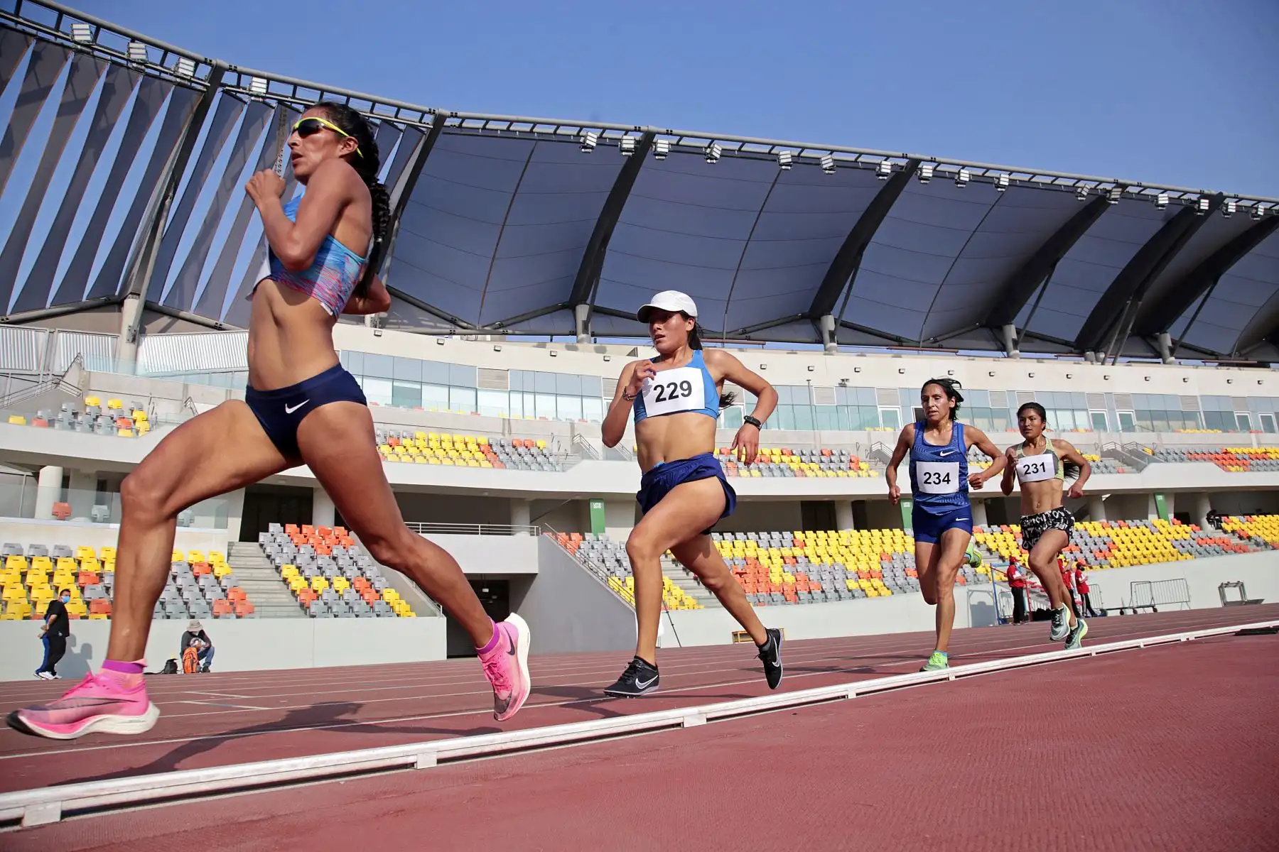 Hoy se desarrolló el Tercer Control Preparatorio de Atletismo en la Videna. Participaron Gladys Tejeda, quién resaltó el mantenimiento del Estadio Atlético, y Christian Pacheco, ambos clasificados a Tokio 2020.
Foto: LEGADO