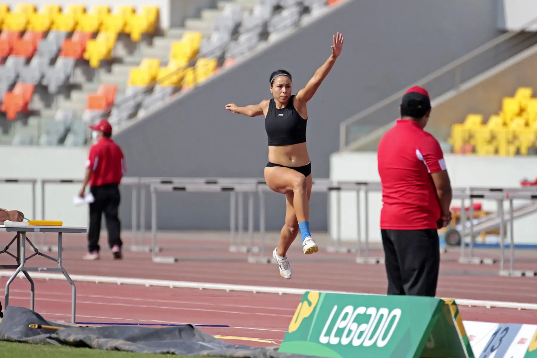 Hoy se desarrolló el Tercer Control Preparatorio de Atletismo en la Videna. Participaron Gladys Tejeda, quién resaltó el mantenimiento del Estadio Atlético, y Christian Pacheco, ambos clasificados a Tokio 2020.
Foto: LEGADO