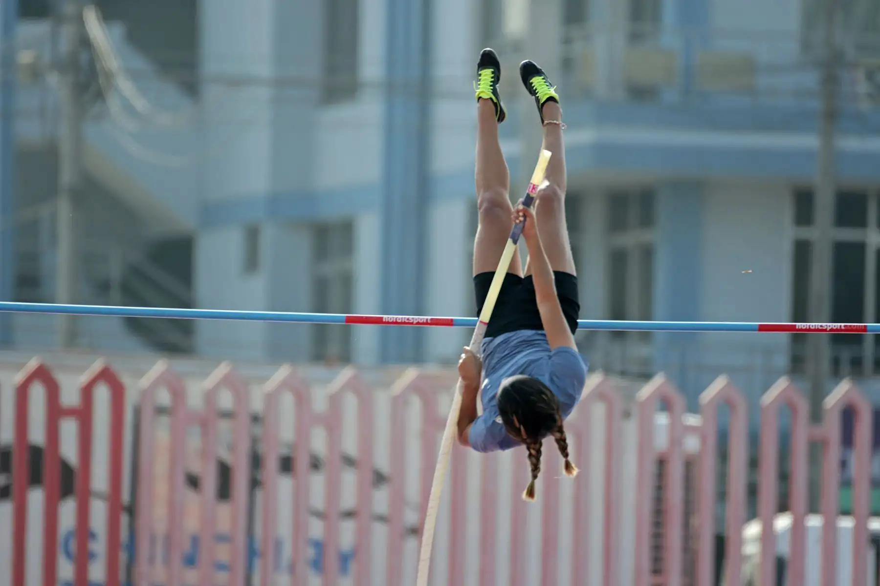 Hoy se desarrolló el Tercer Control Preparatorio de Atletismo en la Videna. Participaron Gladys Tejeda, quién resaltó el mantenimiento del Estadio Atlético, y Christian Pacheco, ambos clasificados a Tokio 2020.
Foto: LEGADO