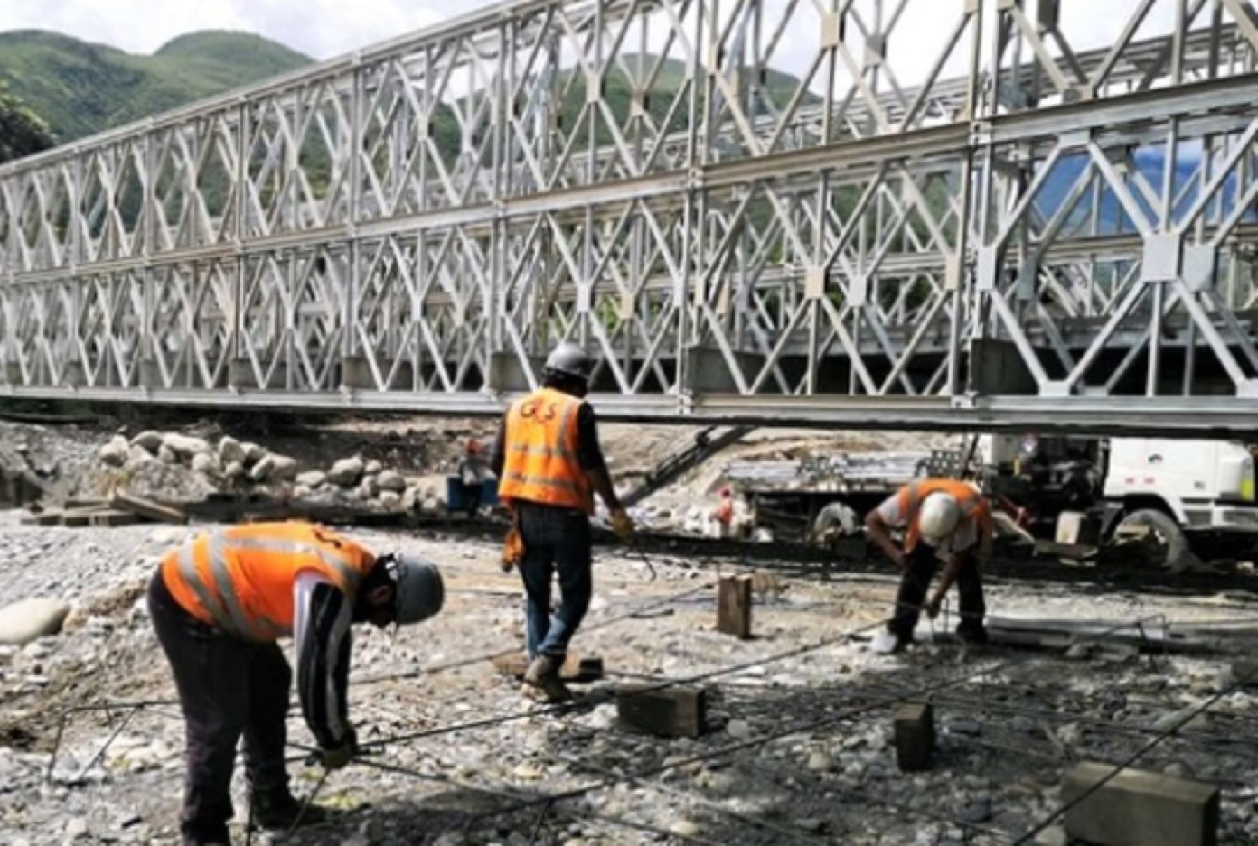 El Ministerio de Transportes y Comunicaciones (MTC), a través de su unidad ejecutora Provías Nacional, ejecuta los trabajos finales de instalación de un puente modular en el sector Pan de Azúcar, en el departamento del Cusco. Foto: MTC.