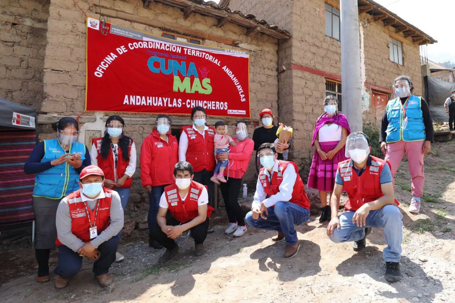 Ministra de Desarrollo e Inclusión Social, Silvana Vargas  supervisa  entrega de kit de higiene y protección en Chincheros, Apurímac como parte del Servicio de Acompañamiento a Familias  de Cuna Más.
Foto: Midis