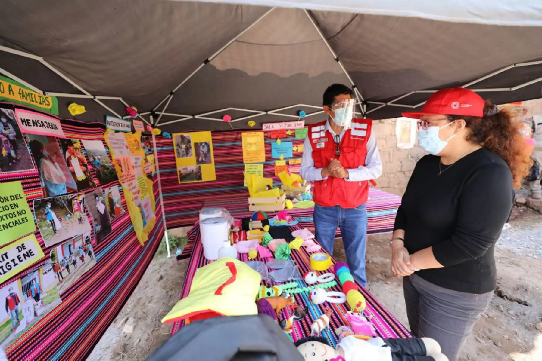Ministra de Desarrollo e Inclusión Social, Silvana Vargas  monitorea a usuarias y usuarios, y orienta a madres y padres, mediante llamadas telefónicas, mensajes de texto o WhatsApp, perifoneo o radio comunitaria sobre distanciamiento físico y protocolos de bioseguridad.
Foto: Midis