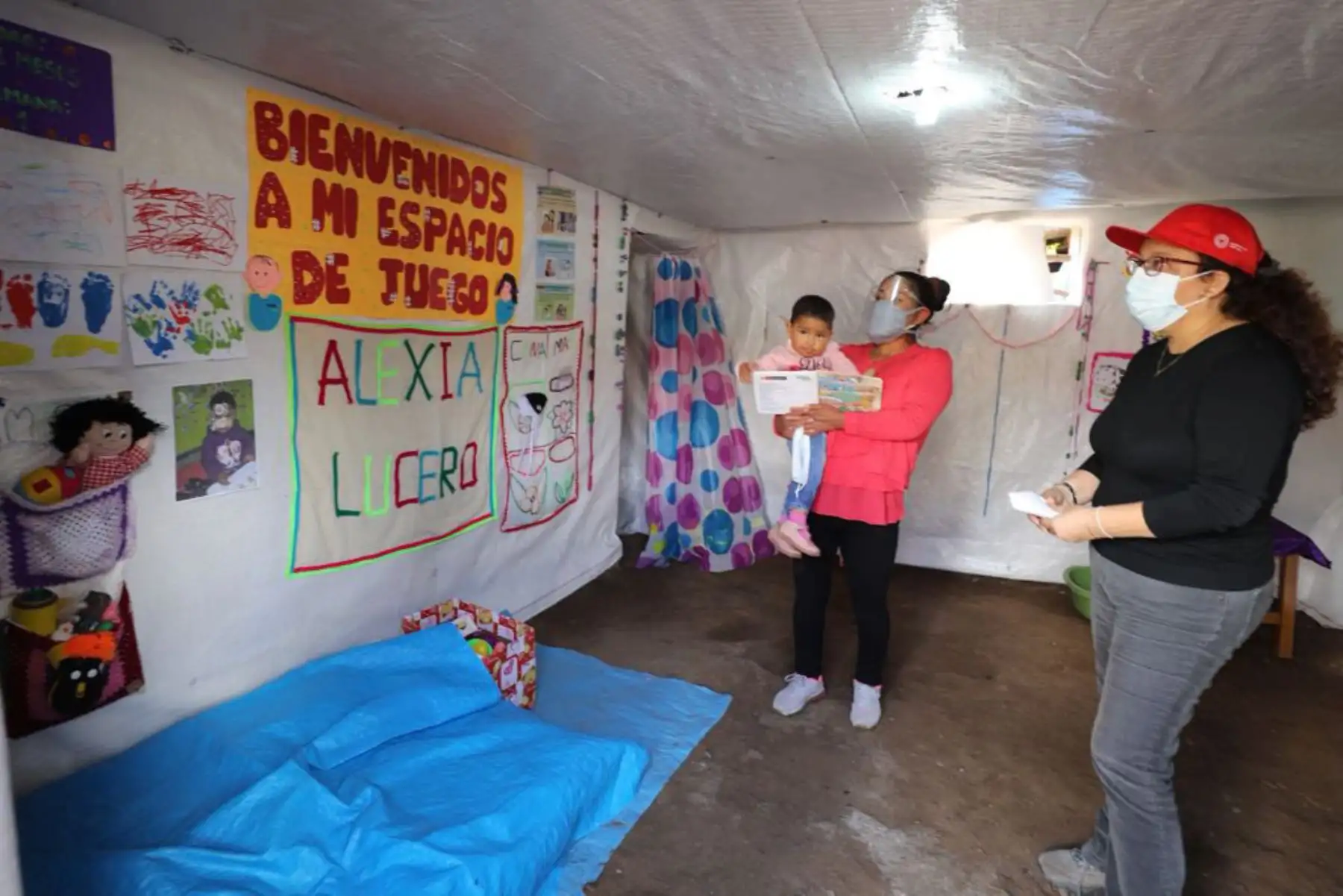 Ministra de Desarrollo e Inclusión Social, Silvana Vargas  supervisa  entrega de kit de higiene y protección en Chincheros, Apurímac como parte del Servicio de Acompañamiento a Familias  de Cuna Más.
Foto: Midis