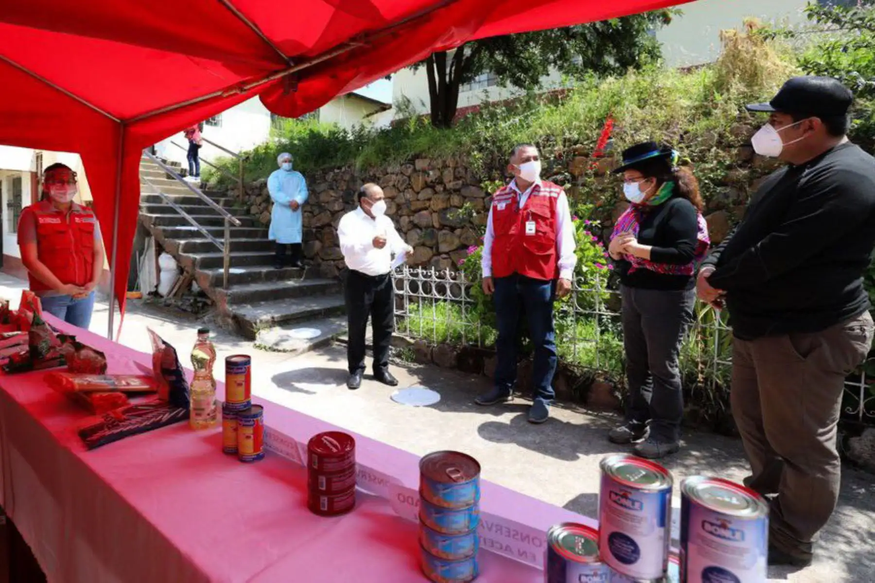 En el contexto de la emergencia sanitaria y las clases escolares no presenciales, el programa Qali Warma de Midis, ha adecuado su servicio alimentario a estudiantes entregando, de esta manera, los alimentos a los padres de familia a través de los Comités de Alimentación Escolar.
Foto: Midis