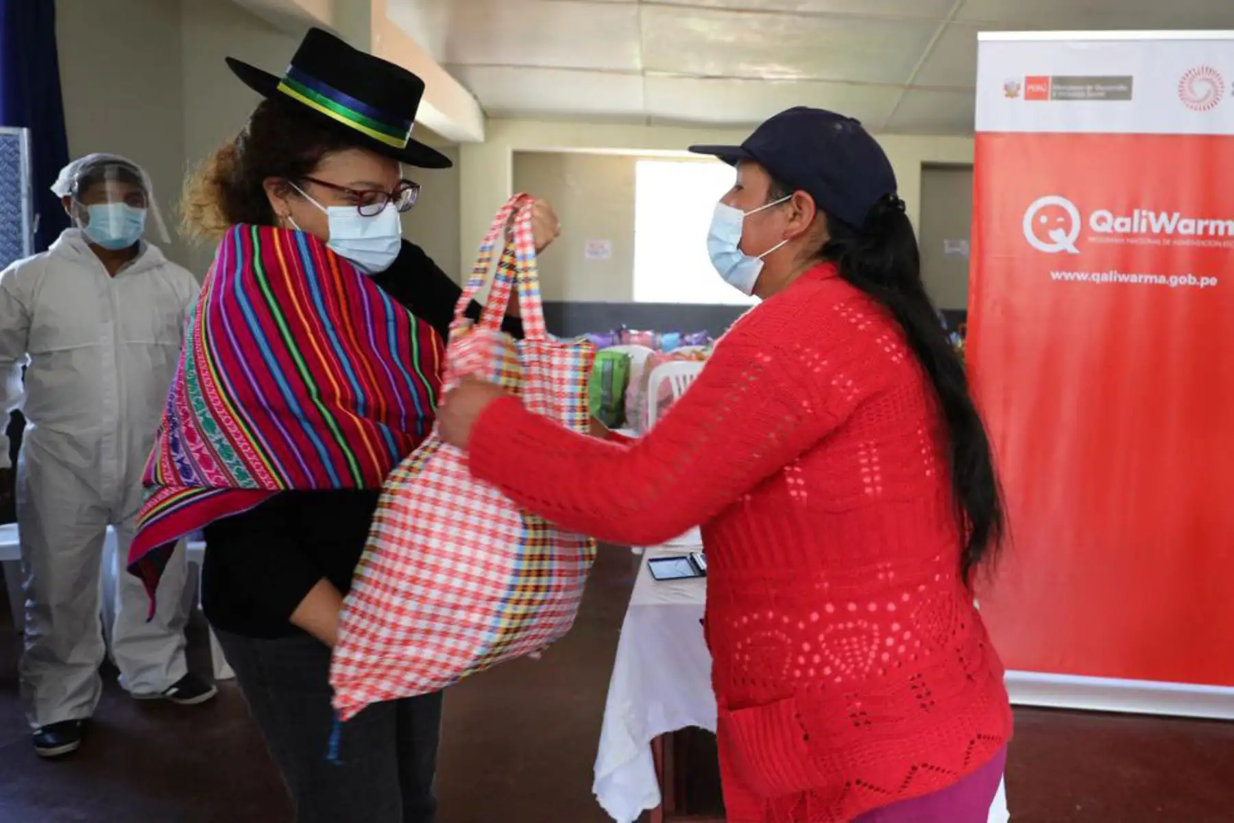 En el contexto de la emergencia sanitaria y las clases escolares no presenciales, el programa Qali Warma de Midis, ha adecuado su servicio alimentario a estudiantes entregando, de esta manera, los alimentos a los padres de familia a través de los Comités de Alimentación Escolar.
Foto: Midis