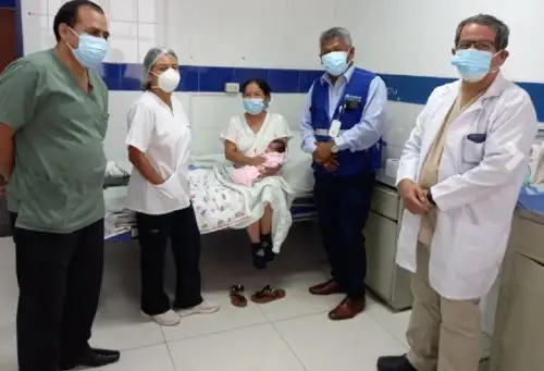 Especialistas del Hospital III Chimbote de EsSalud Áncash trajeron al mundo a una bebé prematura de tan solo 1 kilo 445 gramos, tras una compleja intervención realizada a su madre Juliana Flores Ríos, quien días previos a este hermoso acontecimiento, luchó con todas sus fuerzas desde una cama de cuidados intensivos para recuperarse del covid-19. Foto: EsSalud