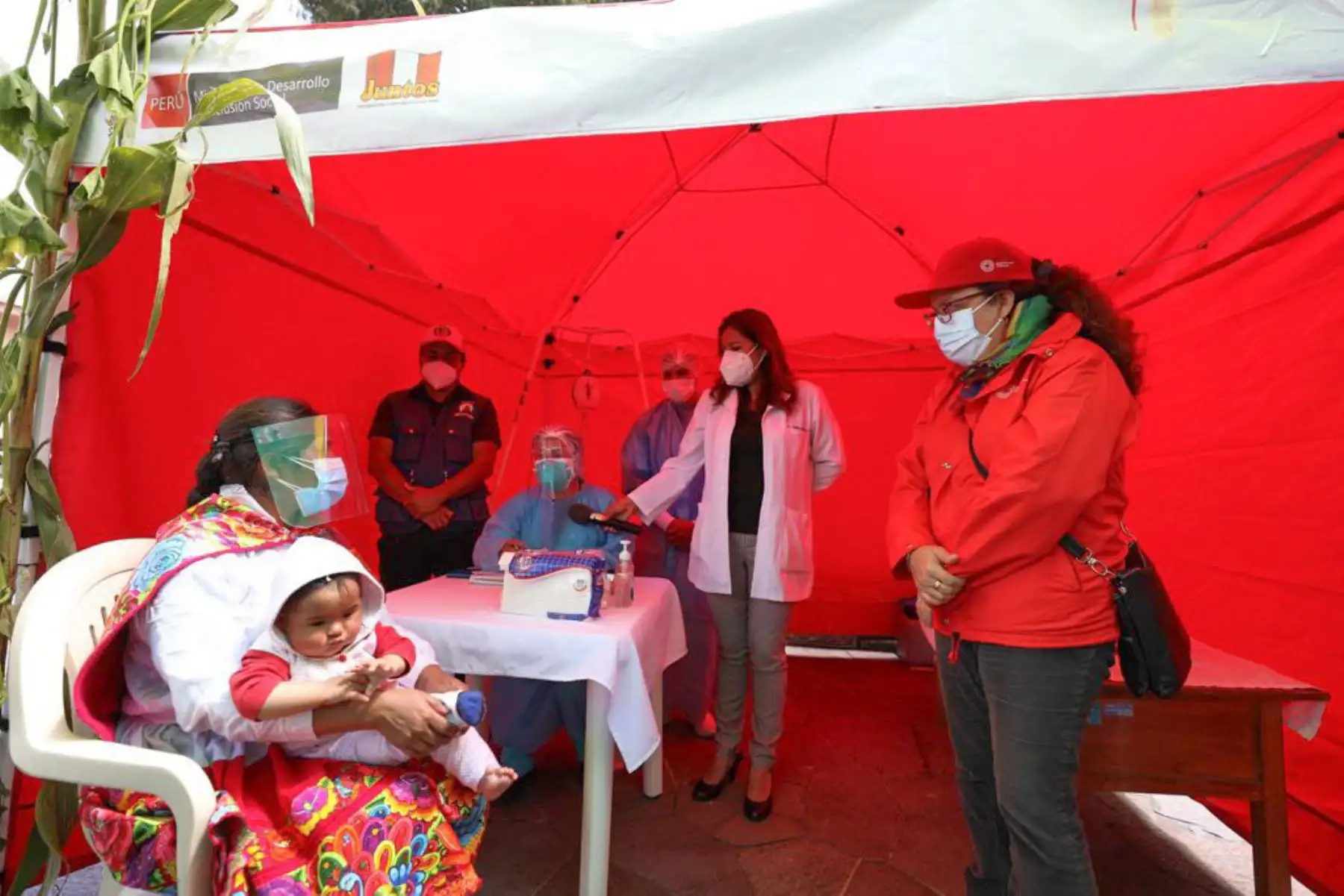 Ministra de Desarrollo e Inclusión Social, Silvana Vargas supervisa el trabajo articulado del programa Cuna Más y el ministerio de Salud
 para promover acceso servicios priorizados.
Foto : Midis
