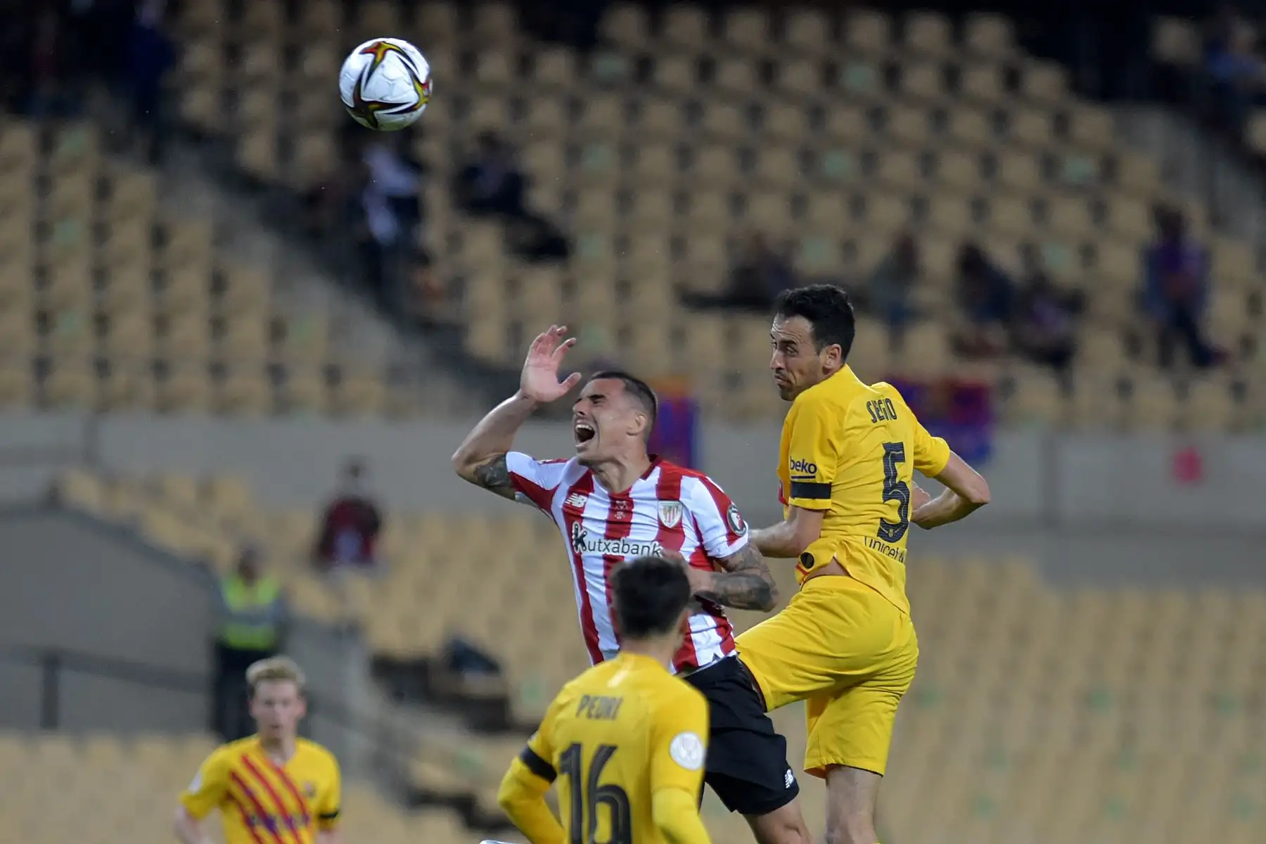El centrocampista español del Barcelona Sergio Busquets (R) encabeza el balón con el defensor español del Athletic de Bilbao Íñigo Martínez durante la final de la Copa del Rey de España (Copa del Rey) entre el Athletic Club de Bilbao y el FC Barcelona en el estadio de La Cartuja de Sevilla. Foto: AFP