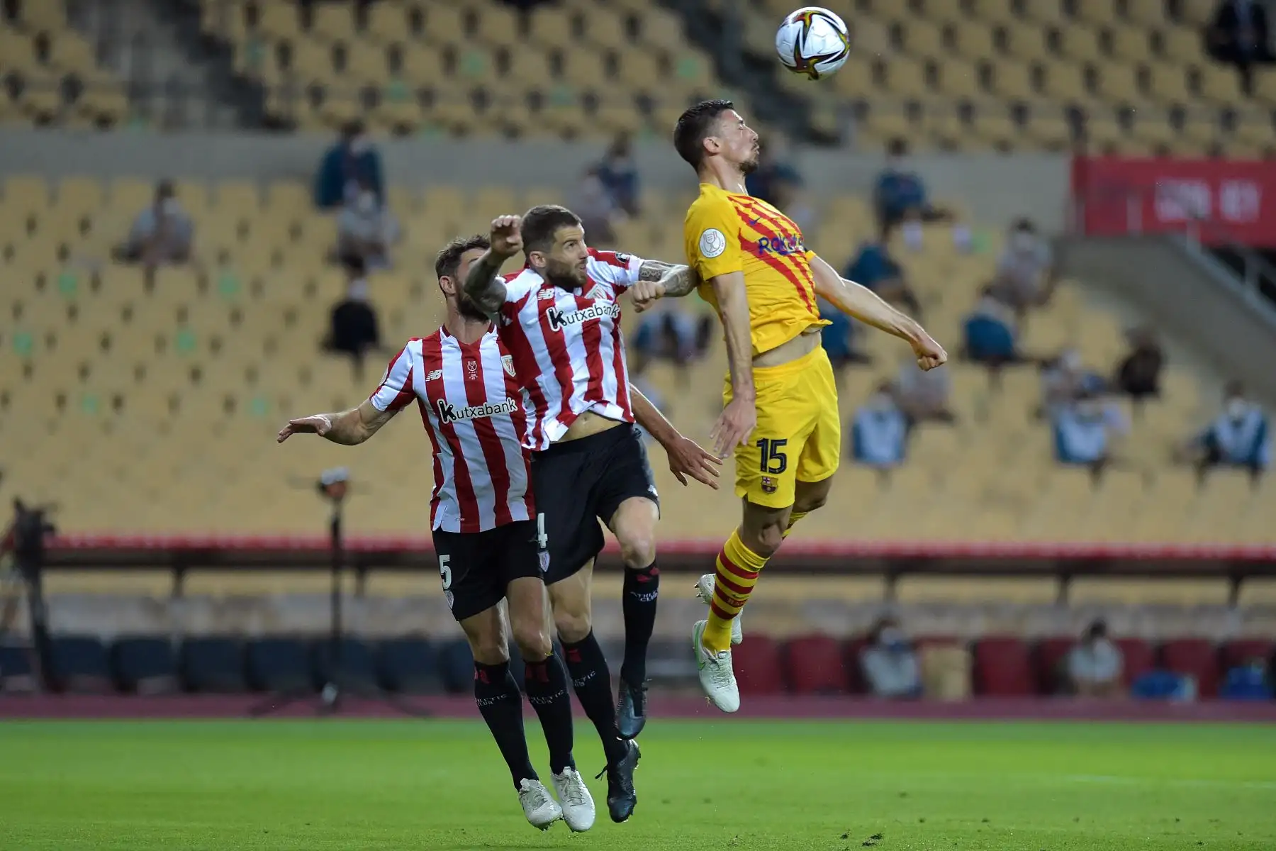 El defensor francés de Barcelona Clement Lenglet (R) encabeza el balón con el defensor español del Athletic de Bilbao Yeray Álvarez (L) y el defensor español del Athletic de Bilbao Iñigo Martínez durante la final de la Copa del Rey (Copa del Rey) de España entre el Athletic Club de Bilbao y el FC Barcelona en La Estadio de la Cartuja de Sevilla. Foto: AFP