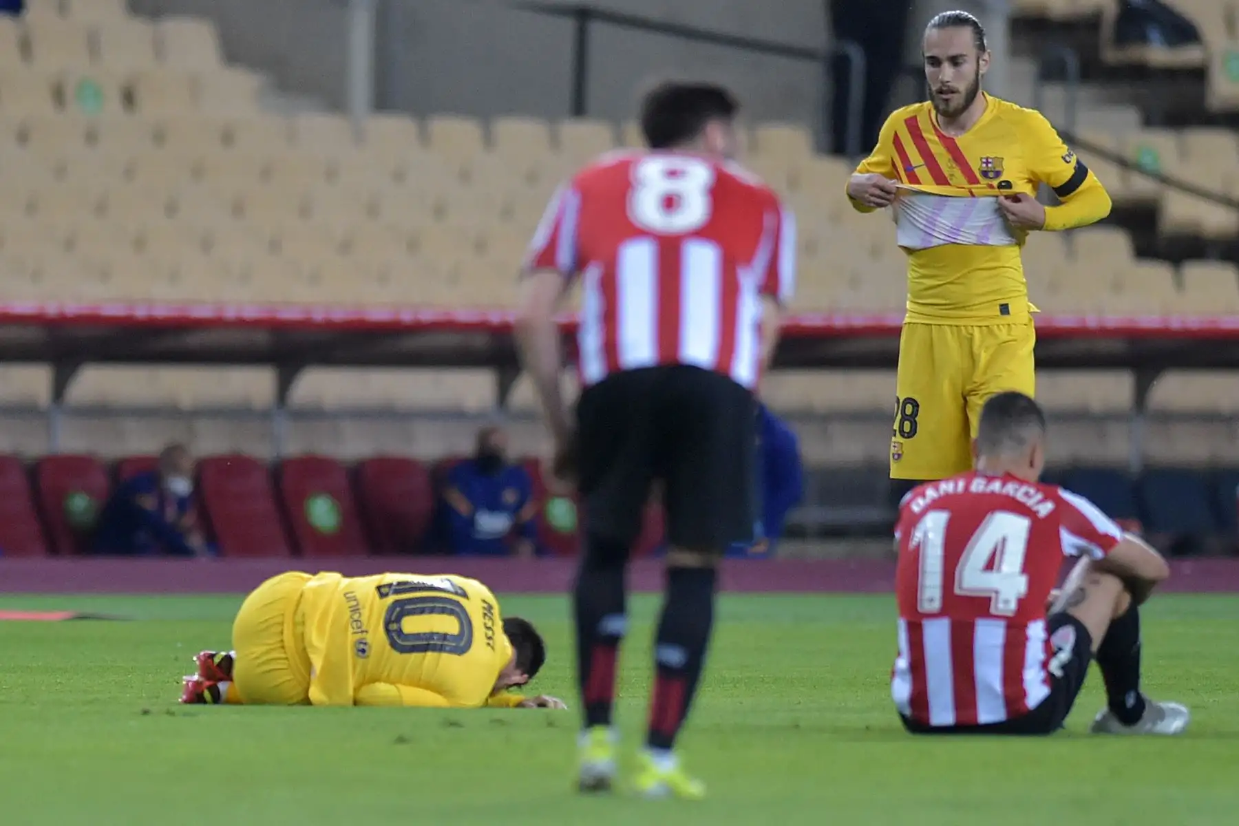 El delantero argentino del Barcelona Lionel Messi (L) yace en el suelo durante la final de la Copa del Rey de España (Copa del Rey) entre el Athletic Club de Bilbao y el FC Barcelona en el estadio de La Cartuja de Sevilla. Foto: AFP