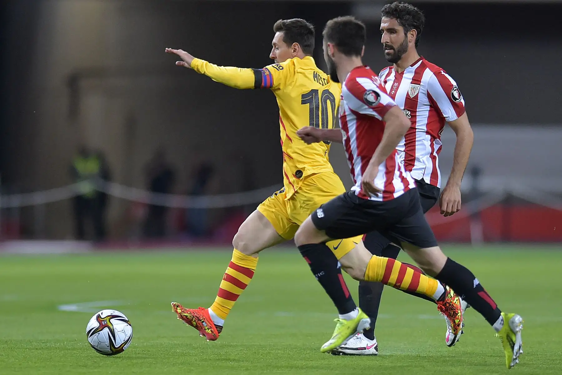 El delantero argentino del Barcelona Lionel Messi (L) desafía al centrocampista español del Athletic de Bilbao Raúl García (R) durante la final de la Copa del Rey de España (Copa del Rey) entre el Athletic Club de Bilbao y el FC Barcelona en el estadio de La Cartuja de Sevilla. Foto: AFP
