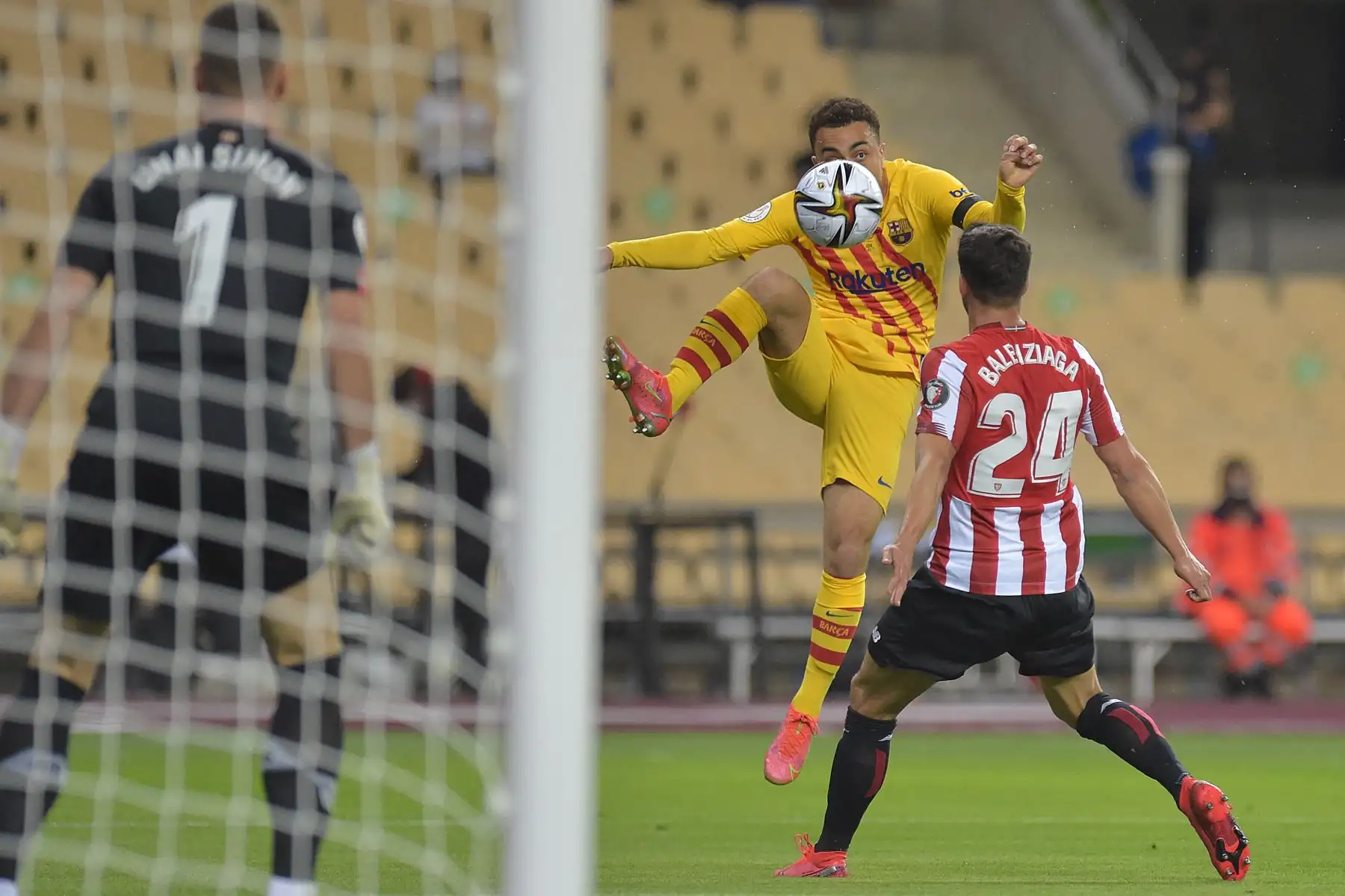 El defensor español del Athletic de Bilbao Mikel Balenziaga (R) desafía al defensor estadounidense del Barcelona Sergino Dest (C) durante la final de la Copa del Rey de España entre el Athletic Club de Bilbao y el FC Barcelona en el estadio de La Cartuja de Sevilla. Foto: AFP