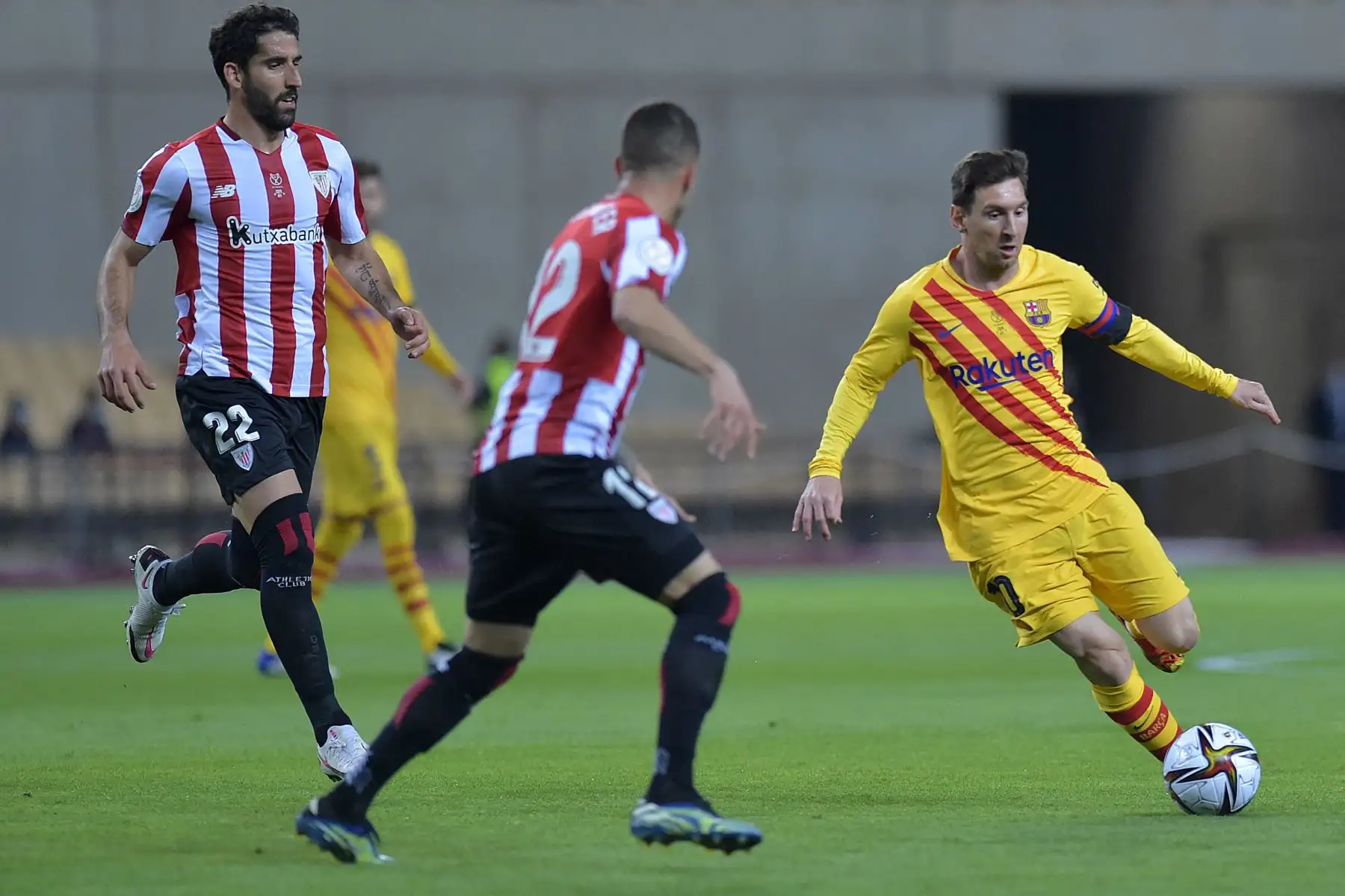 El delantero argentino del Barcelona Lionel Messi (R) desafía al centrocampista español del Athletic de Bilbao Raúl García durante la final de la Copa del Rey de España (Copa del Rey) entre el Athletic Club de Bilbao y el FC Barcelona en el estadio La Cartuja de Sevilla