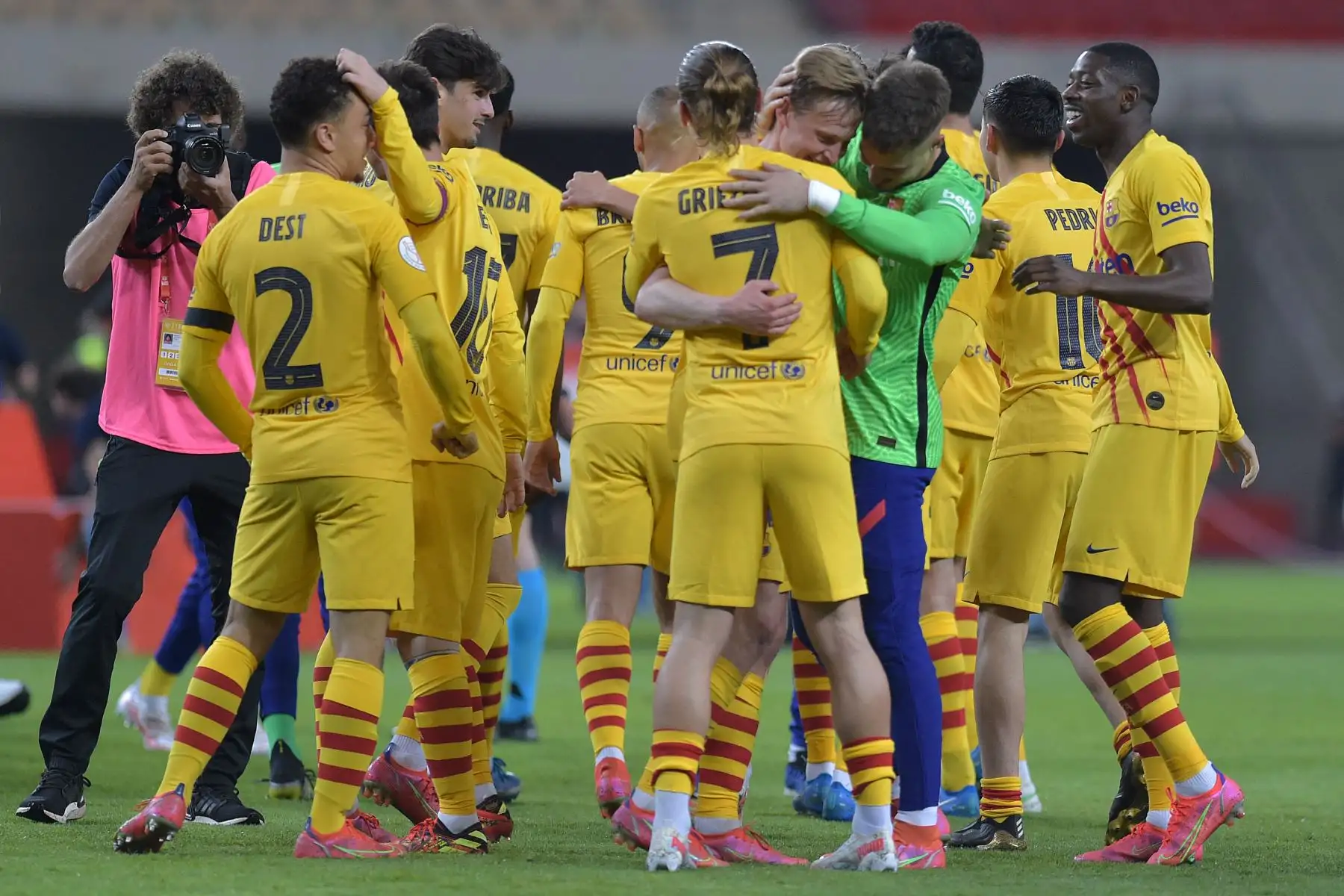 Los jugadores del Barcelona celebran la final de la Copa del Rey de España entre el Athletic Club de Bilbao y el FC Barcelona en el estadio de La Cartuja de Sevilla. Foto: AFP