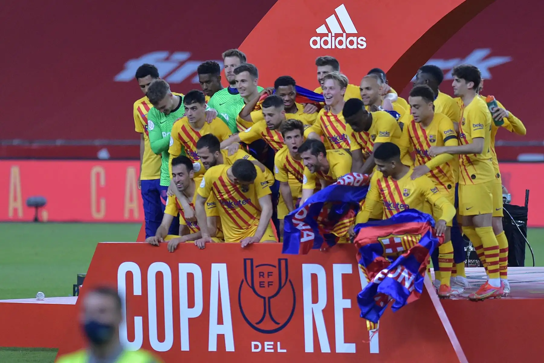 Los jugadores del Barcelona celebran la final de la Copa del Rey de España entre el Athletic Club de Bilbao y el FC Barcelona en el estadio de La Cartuja de Sevilla. Foto: AFP