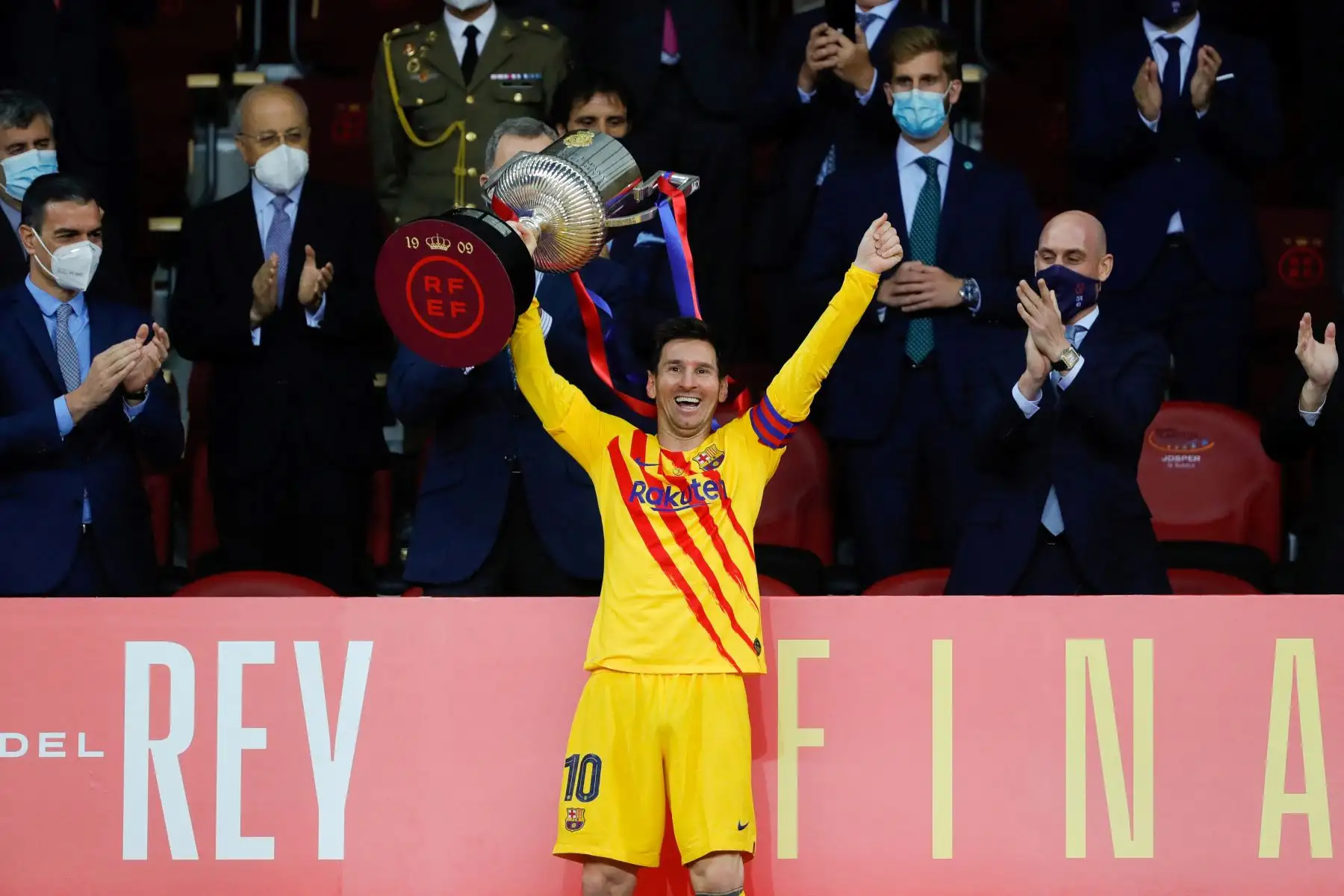 Una imagen publicada por la Federación Española de Fútbol (RFEF) muestra al delantero argentino del Barcelona Lionel Messi celebrando con el trofeo al final de la final de la Copa del Rey de España entre el Athletic Club de Bilbao y el FC Barcelona en el estadio de La Cartuja en Sevilla. Foto: AFP