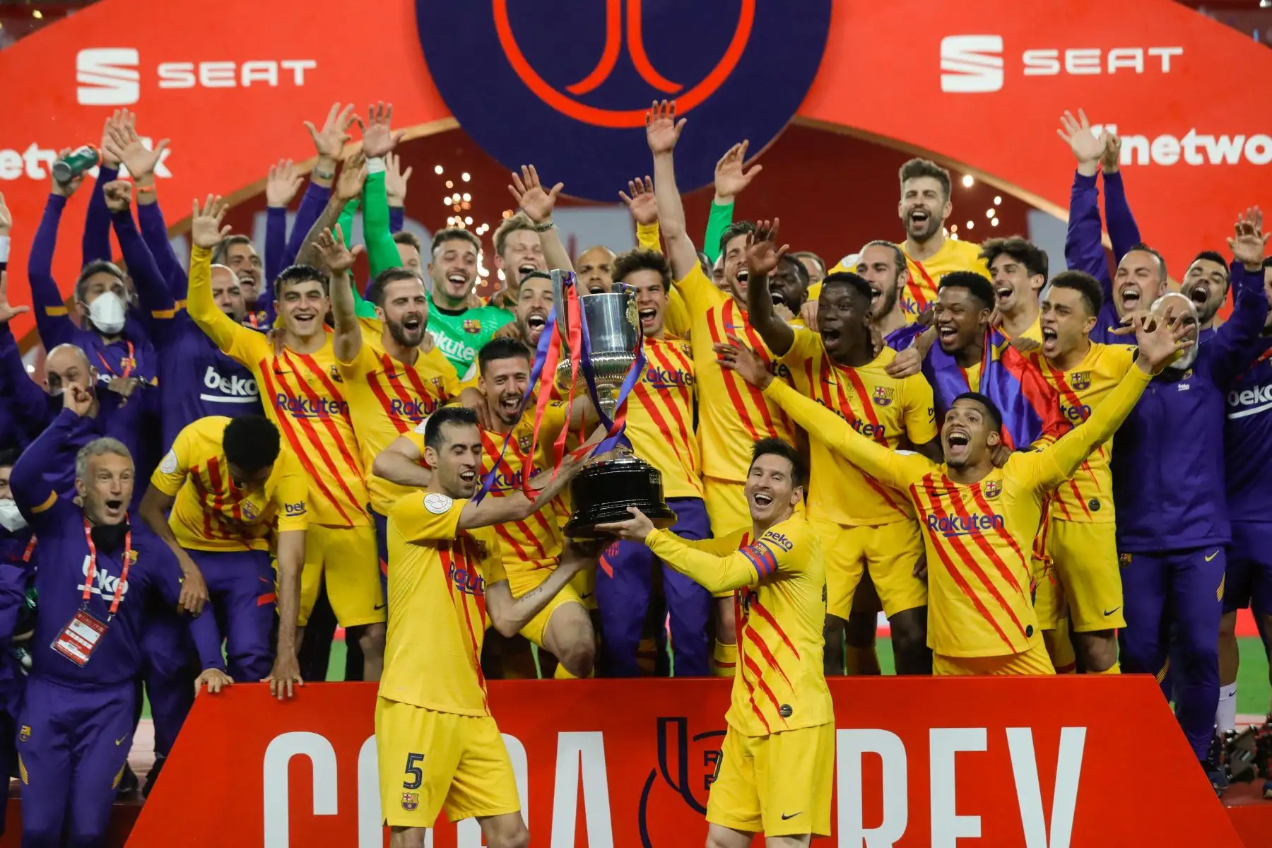 Los jugadores del Barcelona celebrando con el trofeo al final de la final de la Copa del Rey de España entre el Athletic Club de Bilbao y el FC Barcelona en el estadio de La Cartuja de Sevilla. Foto: AFP