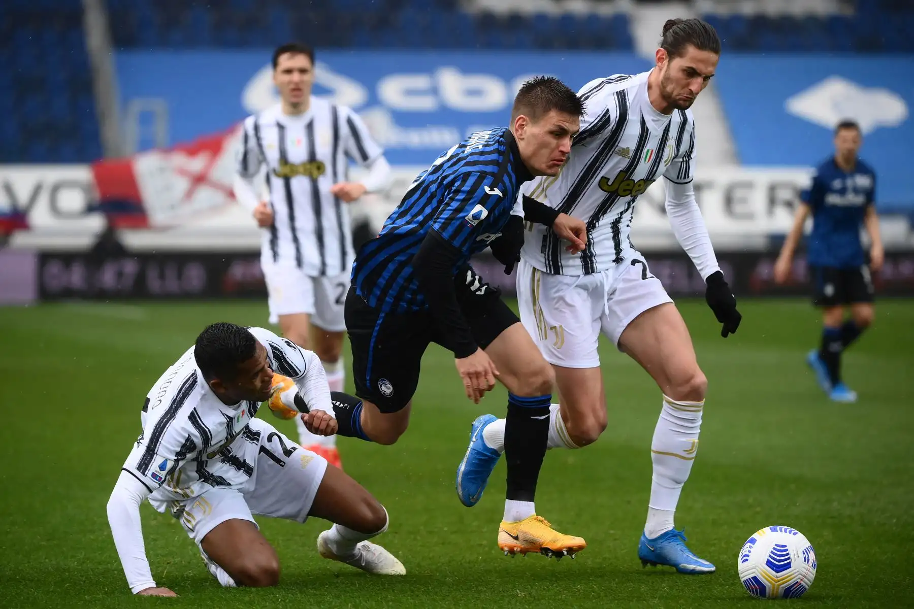 El defensor brasileño de la Juventus Alex Sandro, el mediocampista italiano del Atalanta Matteo Pessina y el mediocampista francés de la Juventus Adrien Rabiot van por el balón durante el partido de fútbol de la Serie A italiana Atalanta Bergamo vs Juventus 
Foto: AFP