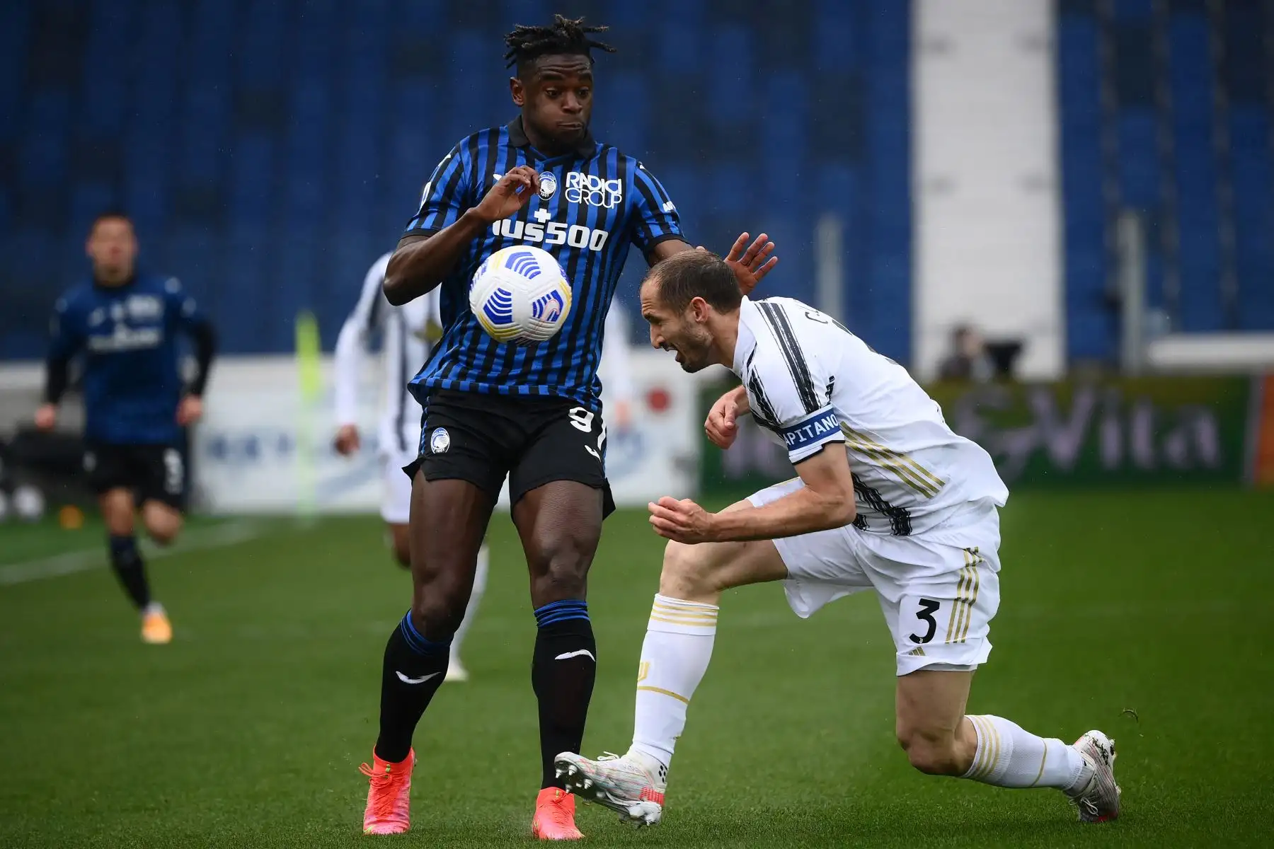 El delantero colombiano del Atalanta Duvan Zapata  y el defensor italiano de la Juventus Giorgio Chiellini van por el balón durante el partido de fútbol de la Serie A italiana Atalanta Bergamo vs Juventus.
Foto: AFP