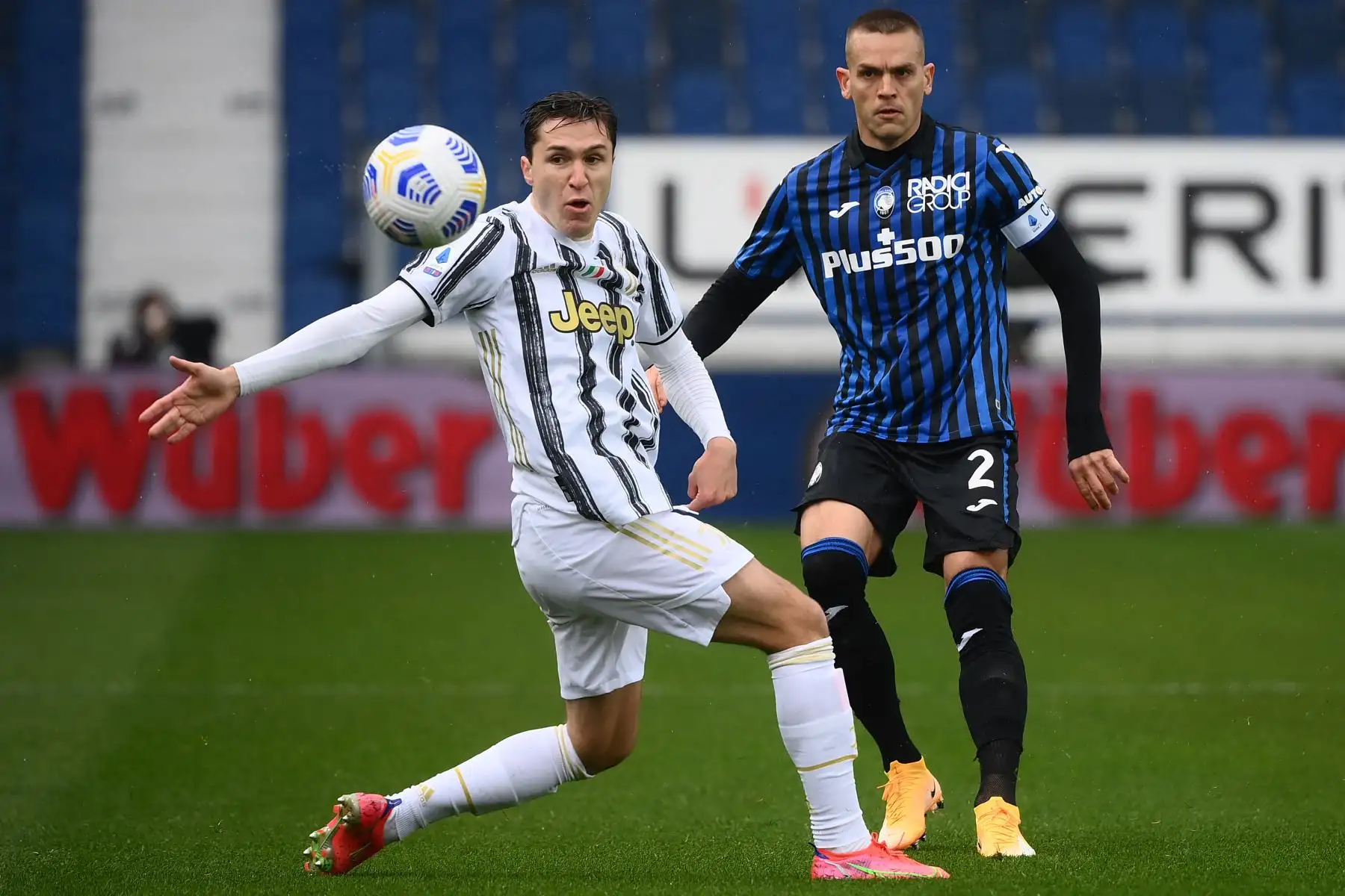 El delantero italiano de la Juventus Federico Chiesa y el defensor brasileño del Atalanta Rafael Toloi van por el balón durante el partido de fútbol de la Serie A italiana Atalanta Bergamo vs Juventus.
Foto: AFP