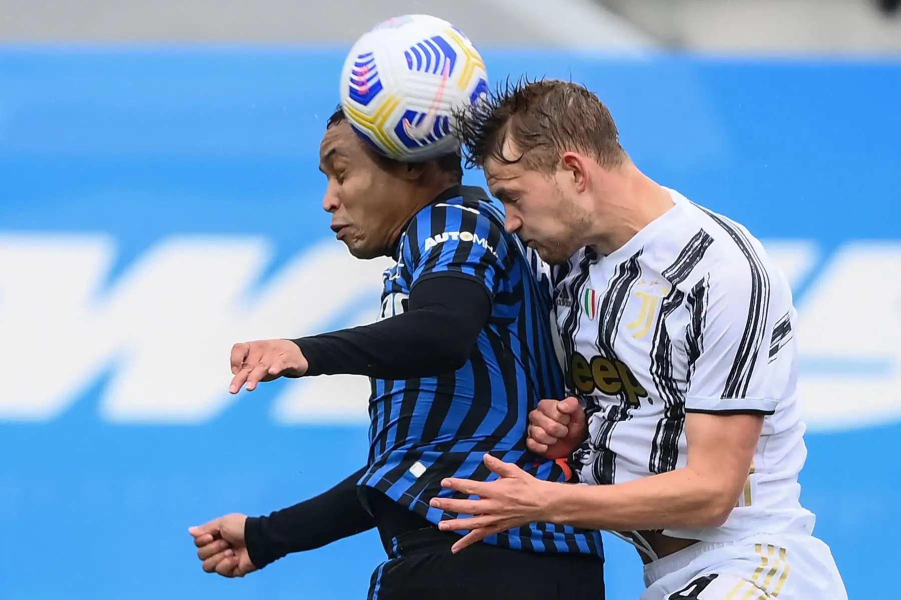 El delantero colombiano del Atalanta Luis Muriel  y el defensor holandés de la Juventus Matthijs De Ligt van de cabeza durante el partido de fútbol de la Serie A italiana Atalanta Bergamo vs Juventus Foto: AFP