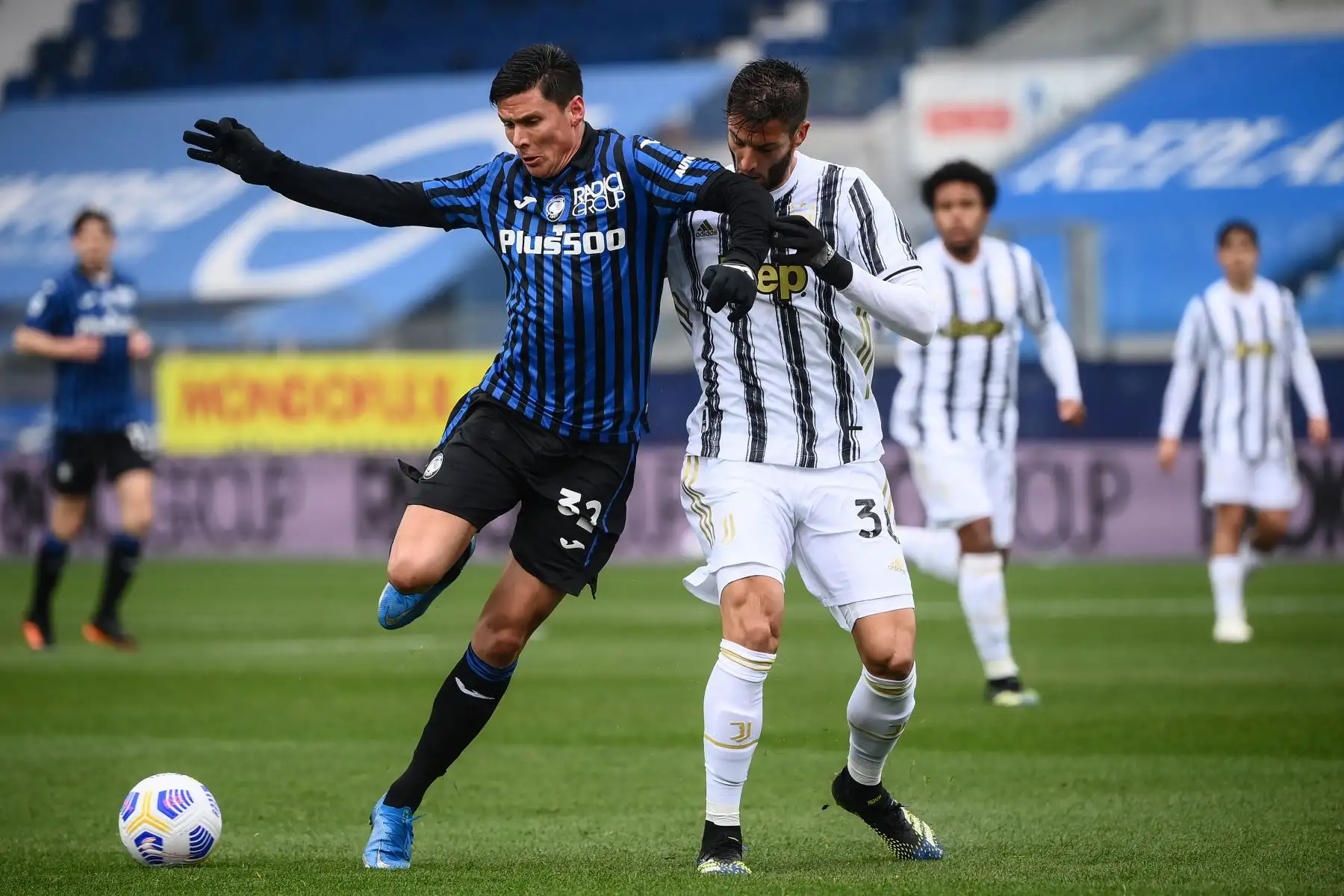 El centrocampista italiano del Atalanta Matteo Pessina y el centrocampista uruguayo de la Juventus Rodrigo Bentancur van por el balón durante el partido de fútbol de la Serie A italiana Atalanta Bergamo vs Juventus.
Foto: AFP