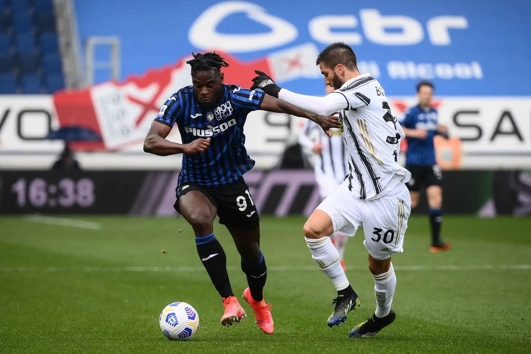 El delantero colombiano del Atalanta Duvan Zapata desafía al centrocampista uruguayo de la Juventus Rodrigo Bentancur durante el partido de fútbol de la Serie A italiana Atalanta Bergamo vs Juventus.
Foto: AFP