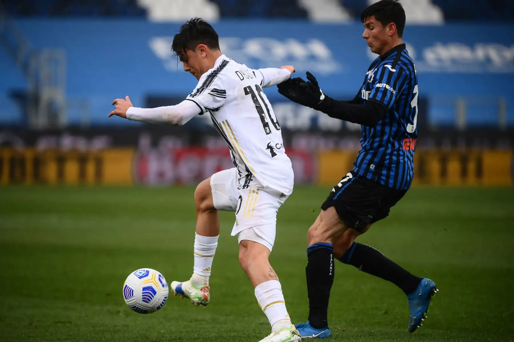 El delantero argentino de la Juventus Paulo Dybala  flanquea al centrocampista italiano del Atalanta Matteo Pessina durante el partido de fútbol de la Serie A italiana Atalanta Bergamo vs Juventus.
Foto: AFP