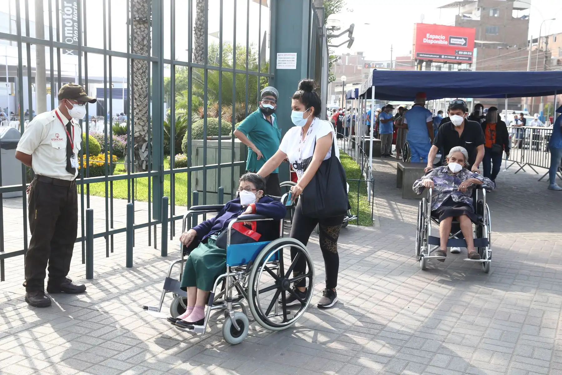 EsSalud, continúa con el programa de vacunación contra el covid-19, para adultos mayores de 80 años en Plaza Norte de Independencia.  
Adultos mayores pueden movilizarse con un acompañante en vehículos particulares durante los días de inmovilización social dispuestos por el Gobierno.
Foto: ANDINA/Vidal Tarqui