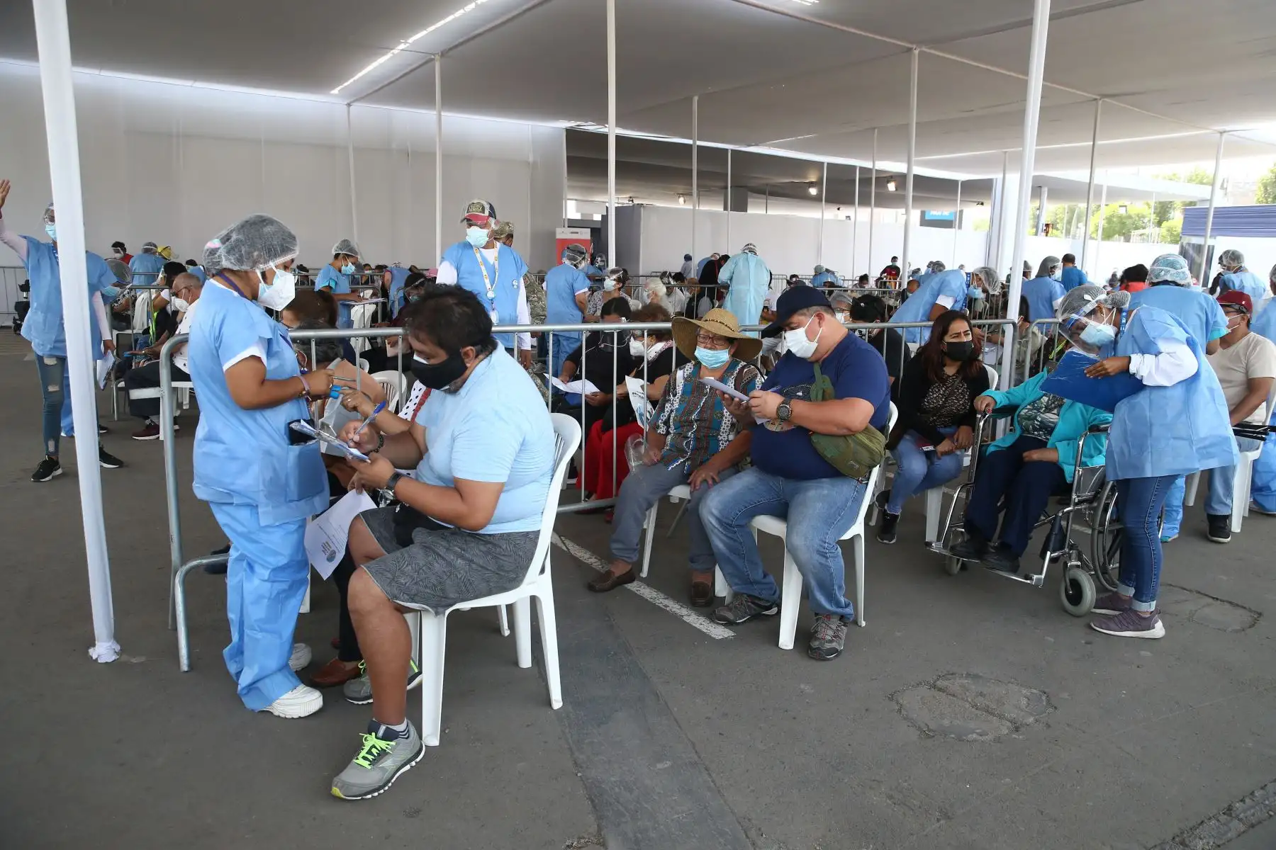 EsSalud, continúa con el programa de vacunación contra el covid-19, para adultos mayores de 80 años en Plaza Norte de Independencia.  
Adultos mayores pueden movilizarse con un acompañante en vehículos particulares durante los días de inmovilización social dispuestos por el Gobierno.
Foto: ANDINA/Vidal Tarqui