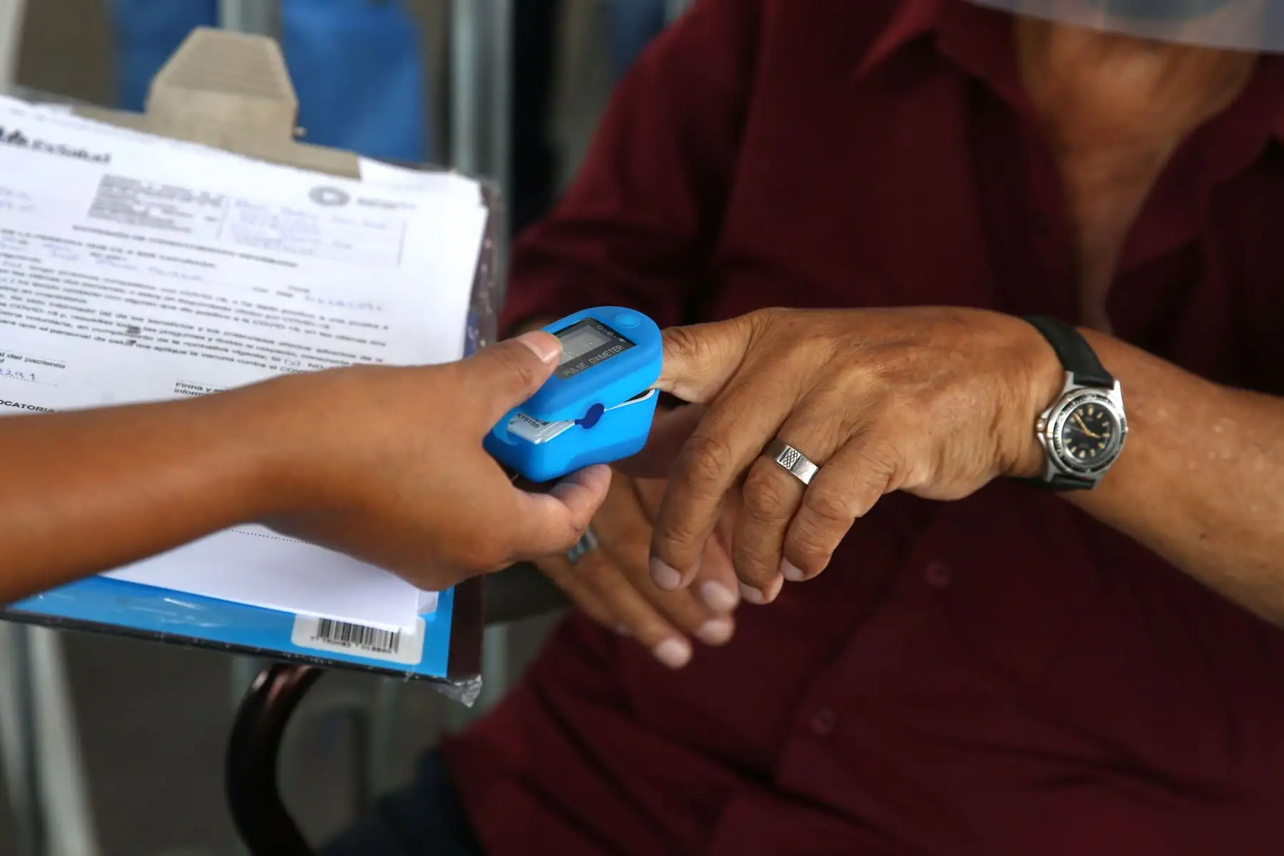 EsSalud, continúa con el programa de vacunación contra el covid-19, para adultos mayores de 80 años en Plaza Norte de Independencia.  
Adultos mayores pueden movilizarse con un acompañante en vehículos particulares durante los días de inmovilización social dispuestos por el Gobierno.
Foto: ANDINA/Vidal Tarqui
