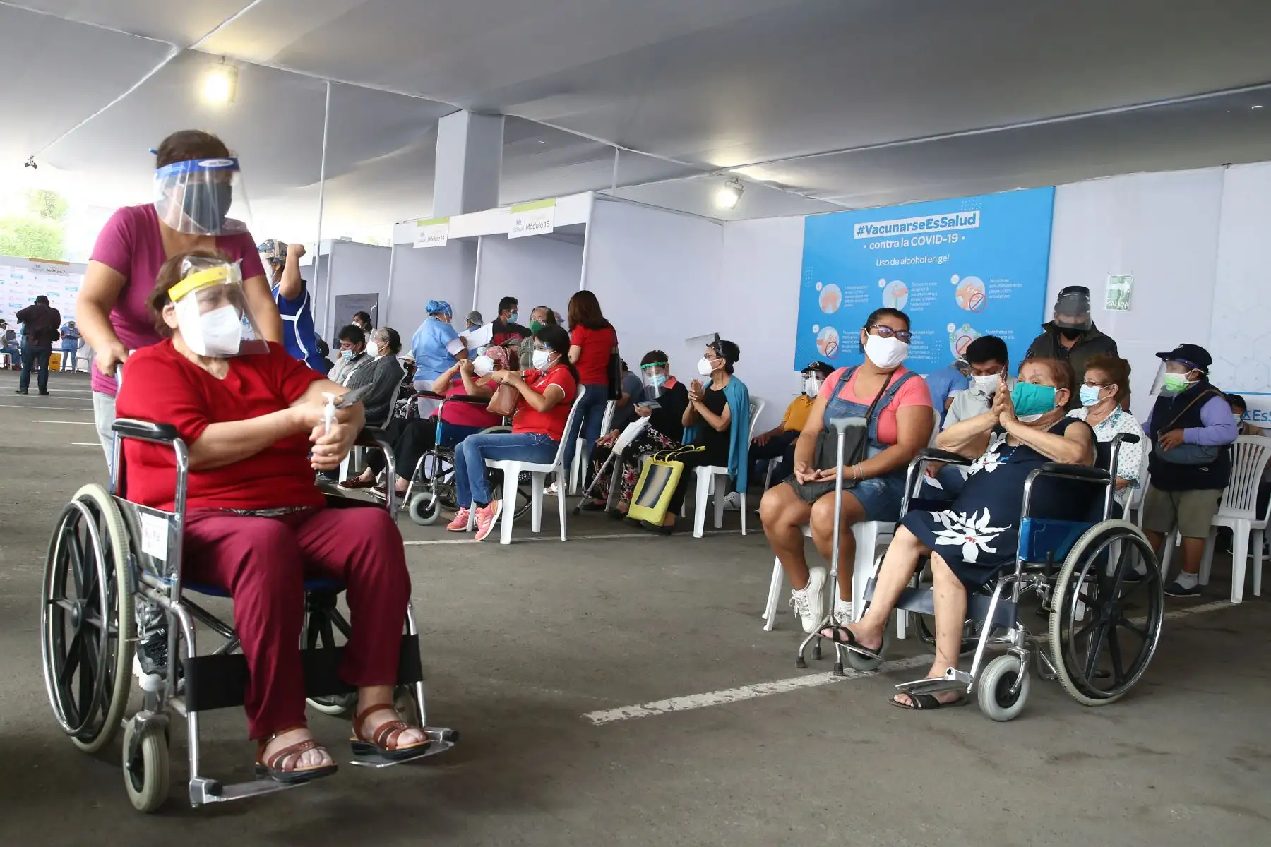 EsSalud, continúa con el programa de vacunación contra el covid-19, para adultos mayores de 80 años en Plaza Norte de Independencia.  
Adultos mayores pueden movilizarse con un acompañante en vehículos particulares durante los días de inmovilización social dispuestos por el Gobierno.
Foto: ANDINA/Vidal Tarqui