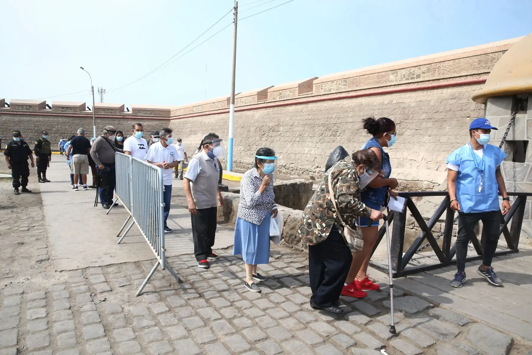 Ministerio de Salud impulsa el programa de vacunación contra el covid-19, para adultos mayores de 80 años en el Castillo Real Felipe de Callao.
Foto: ANDINA/Vidal Tarqui