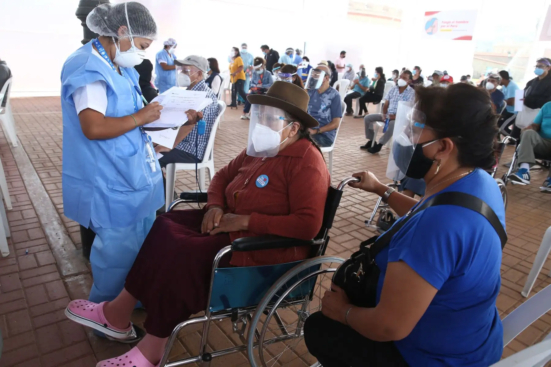 Ministerio de Salud impulsa el programa de vacunación contra el covid-19, para adultos mayores de 80 años en el Castillo Real Felipe de Callao.
Foto: ANDINA/Vidal Tarqui