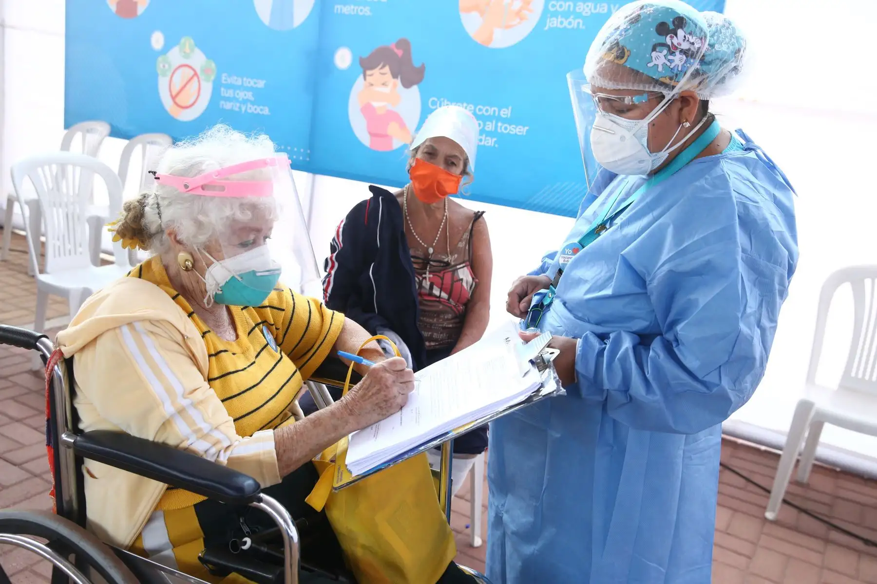 Ministerio de Salud impulsa el programa de vacunación contra el covid-19, para adultos mayores de 80 años en el Castillo Real Felipe de Callao.
Foto: ANDINA/Vidal Tarqui
