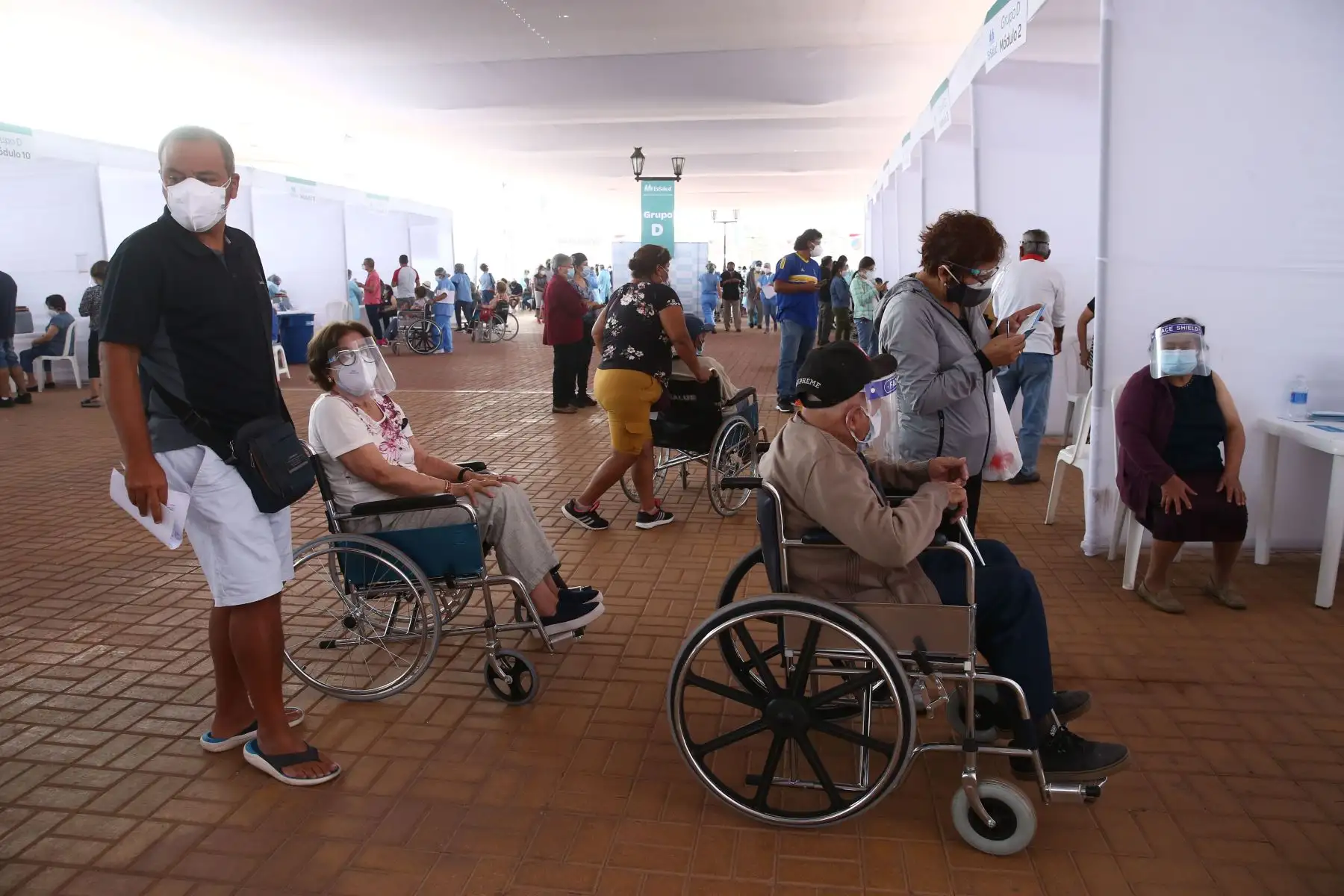 Ministerio de Salud impulsa el programa de vacunación contra el covid-19, para adultos mayores de 80 años en el Castillo Real Felipe de Callao.
Foto: ANDINA/Vidal Tarqui