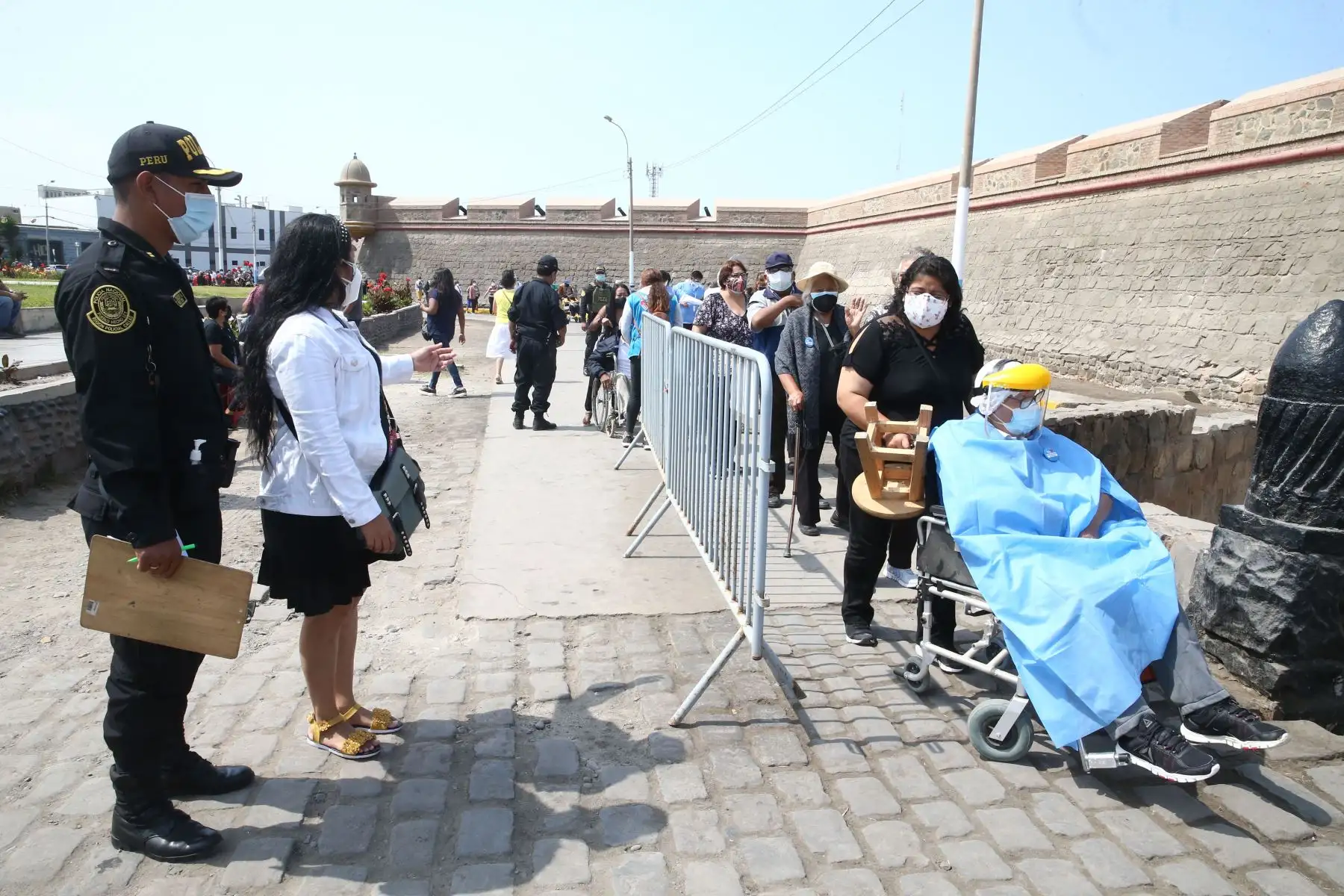 Ministerio de Salud impulsa el programa de vacunación contra el covid-19, para adultos mayores de 80 años en el Castillo Real Felipe de Callao.
Foto: ANDINA/Vidal Tarqui