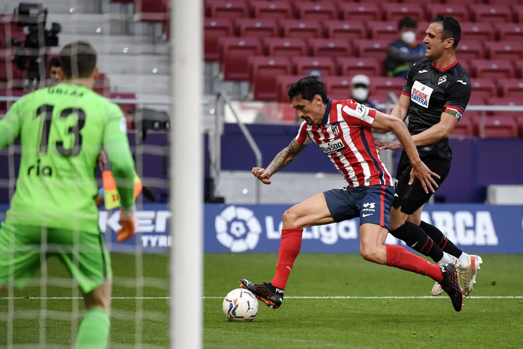 El defensor serbio del Atlético de Madrid Stefan Savic  desafía al delantero español del Eibar Kike durante el partido de fútbol de la Liga española entre el Club Atlético de Madrid y el SD Eibar.
Foto: AFP